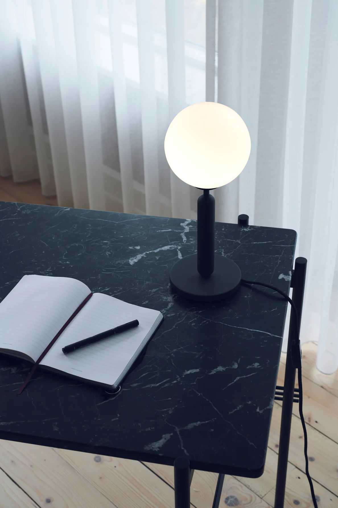 Lampa stołowa MIIRA grafitowy z opalowym szkłem - Image 2