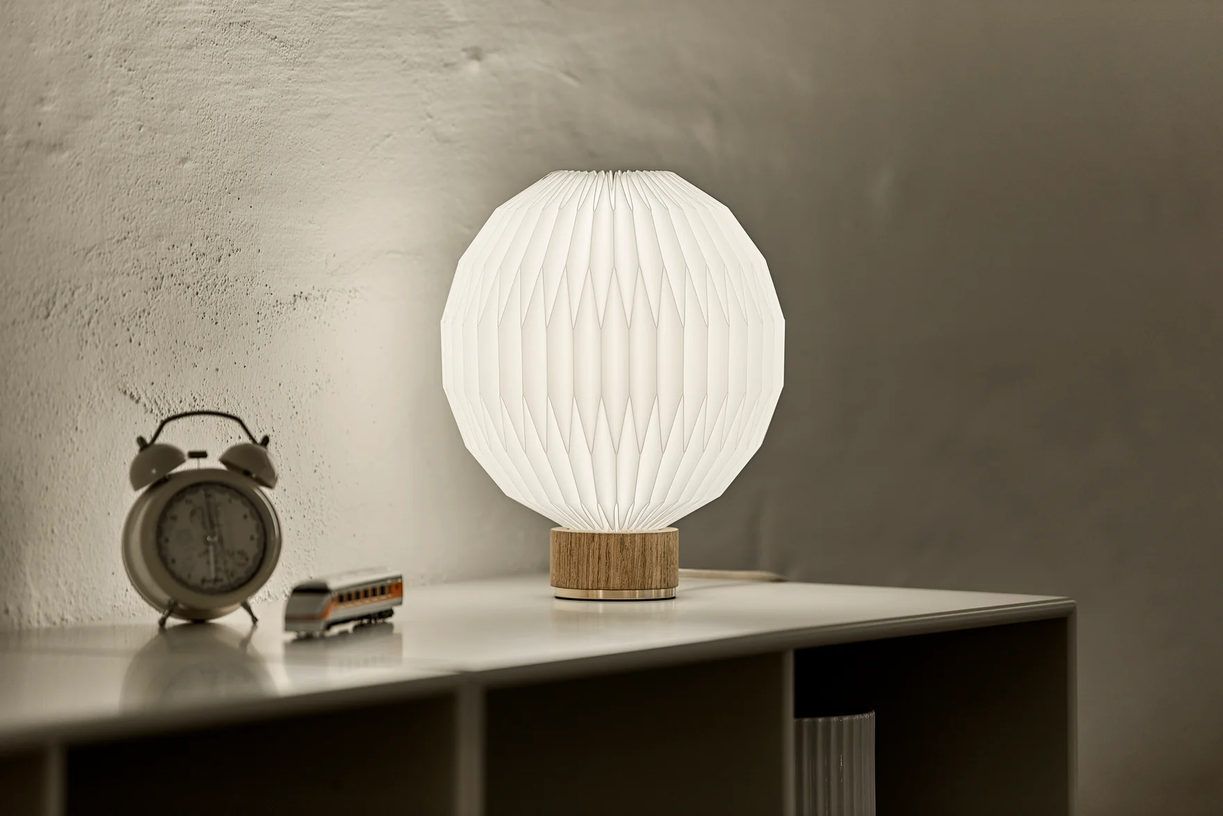 Lampa stołowa MODEL 375 biały z jasną dębową podstawą - Image 14