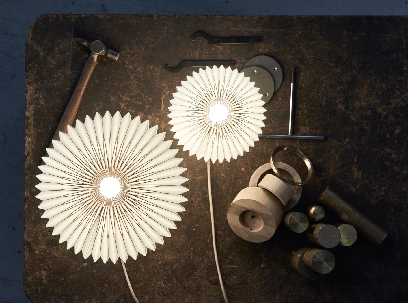Lampa stołowa MODEL 375 biały z jasną dębową podstawą - Image 5