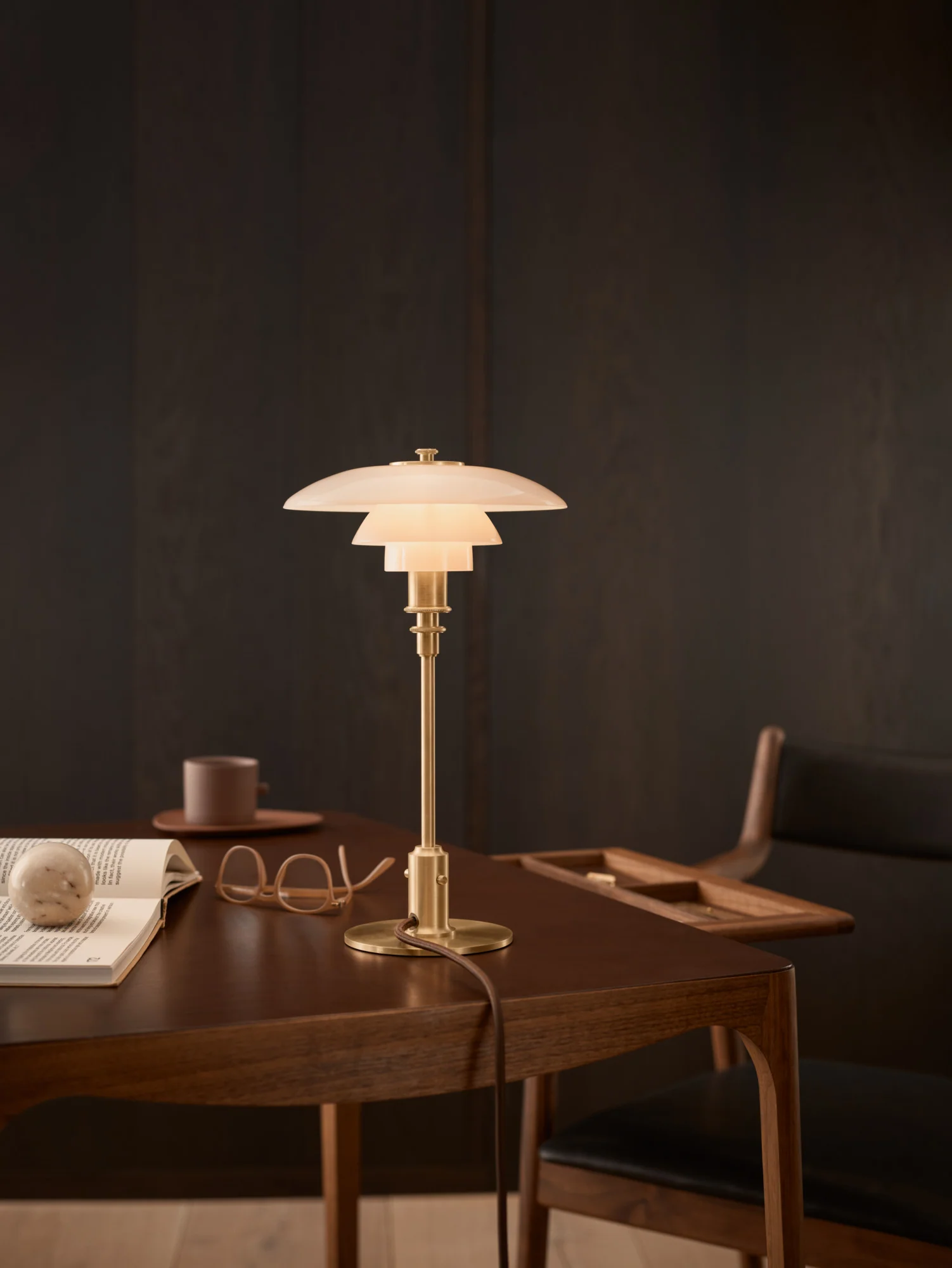 Lampa stołowa PH 2/1 biały z mosiężną podstawą - Image 2