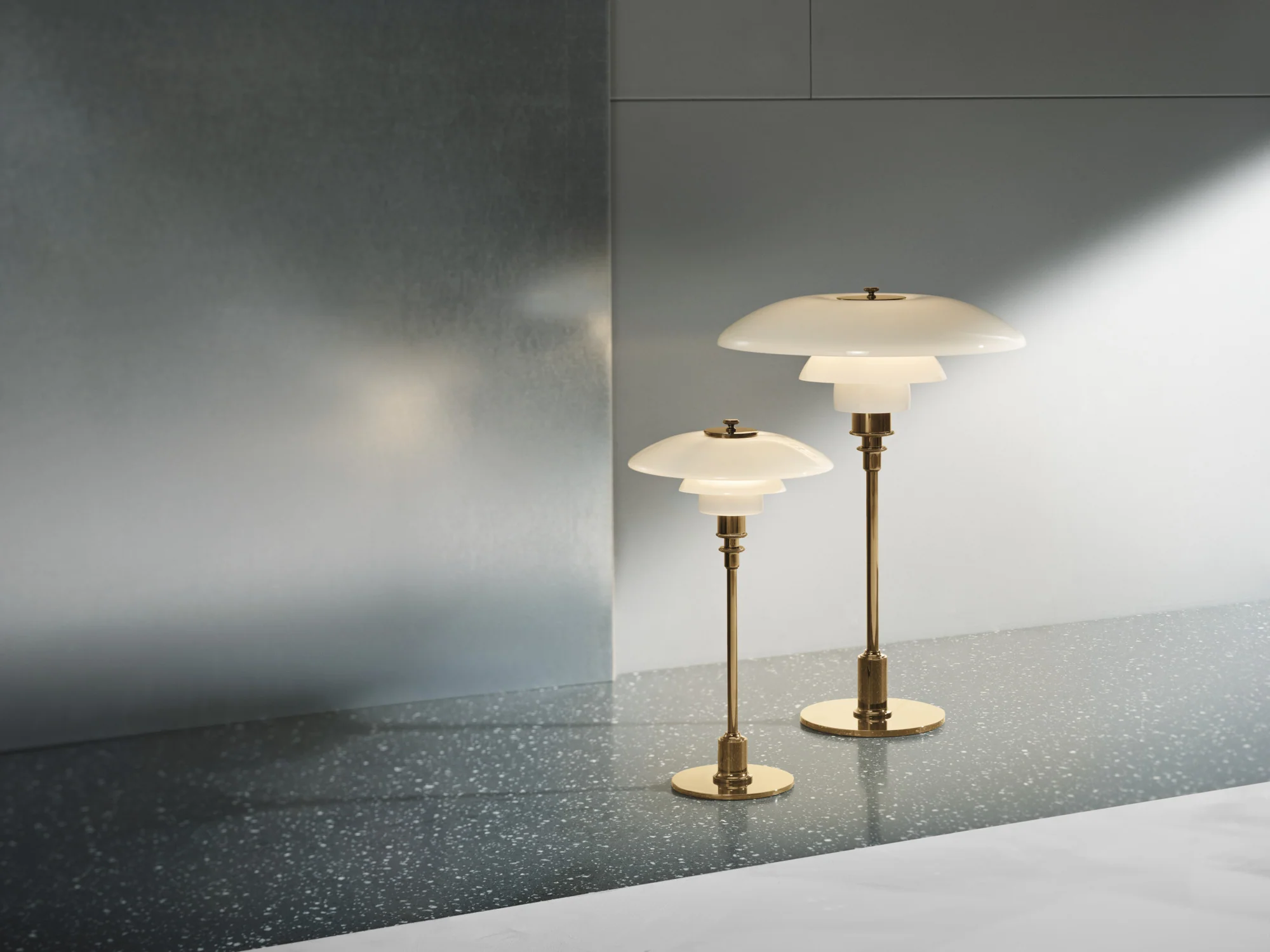 Lampa stołowa PH 2/1 biały z mosiężną podstawą - Image 5