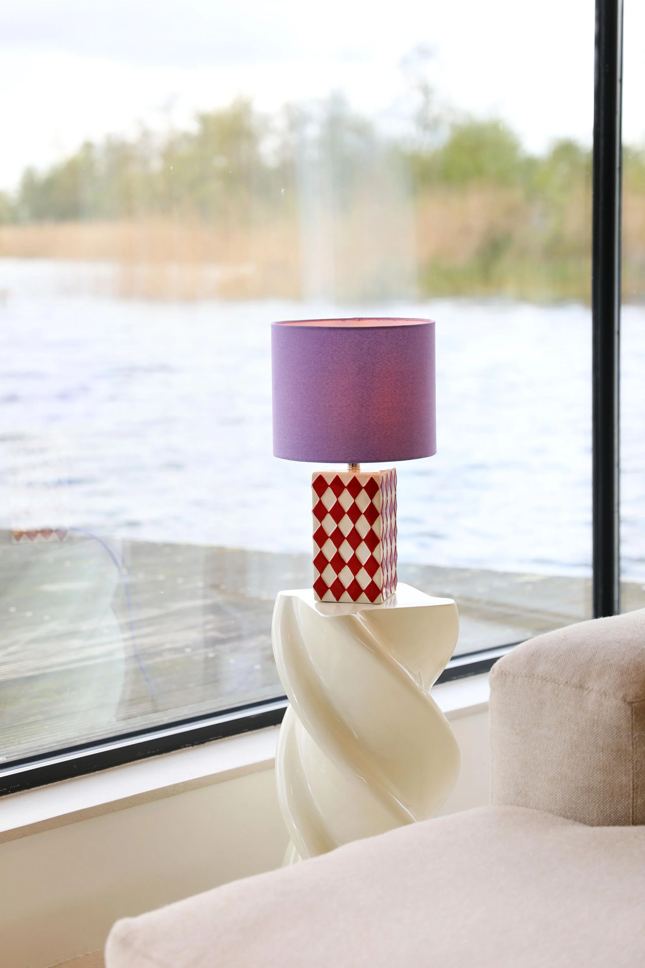 Lampa stołowa STREAK czerwono-biała z fioletowym abażurem - Image 2