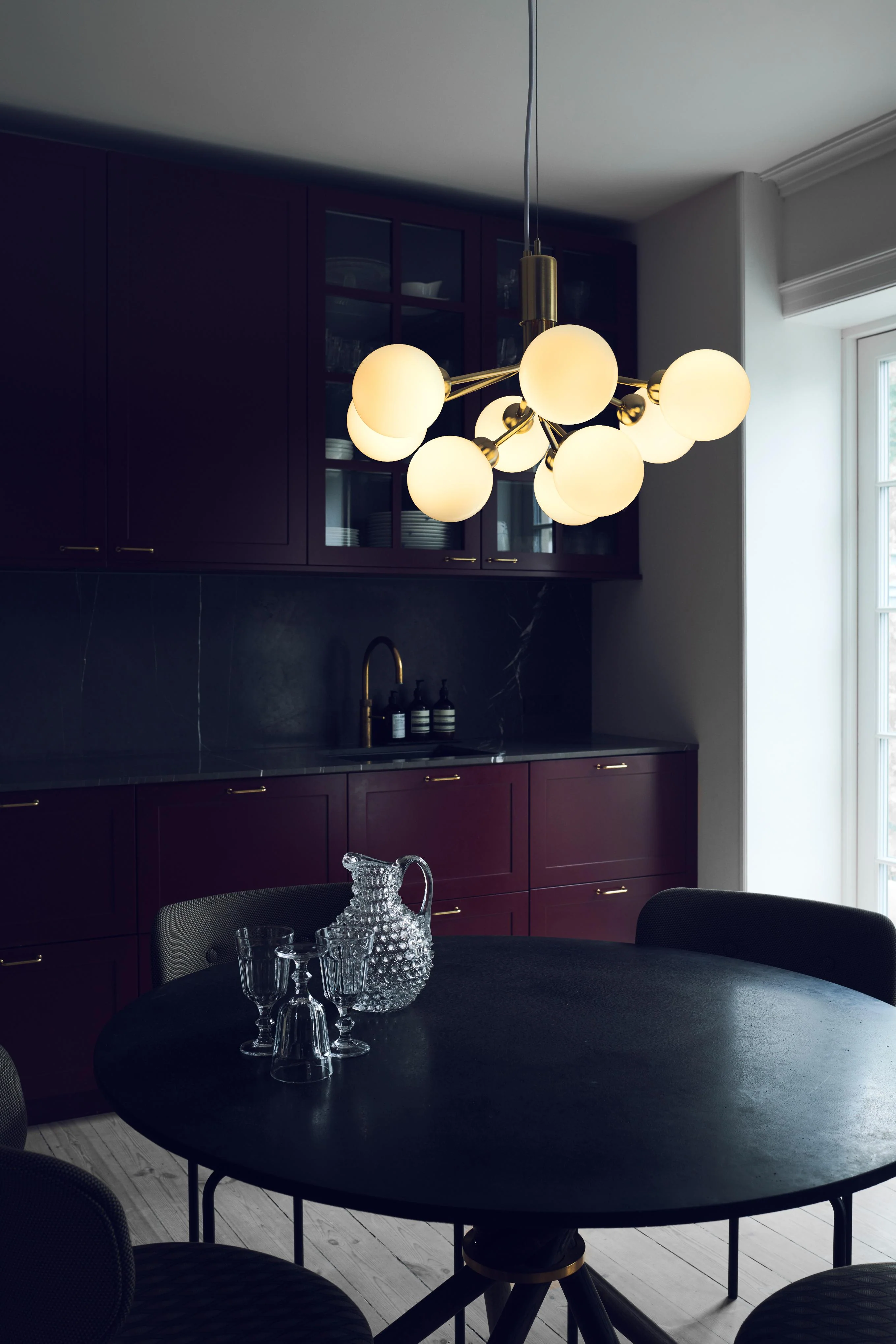 Lampa wisząca APIALES 9 mosiężny z opalowym szkłem - Image 2