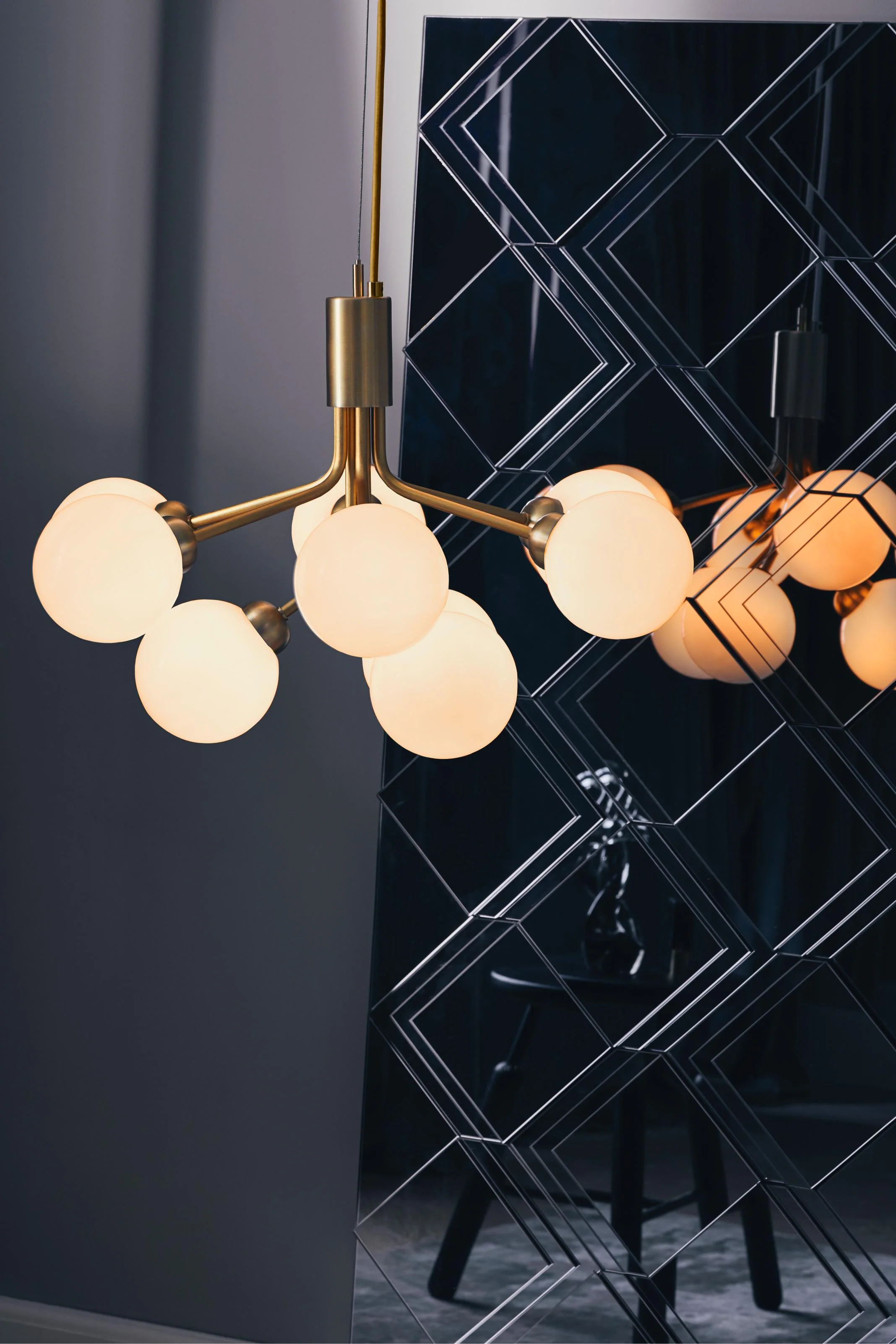 Lampa wisząca APIALES 9 mosiężny z opalowym szkłem - Image 3