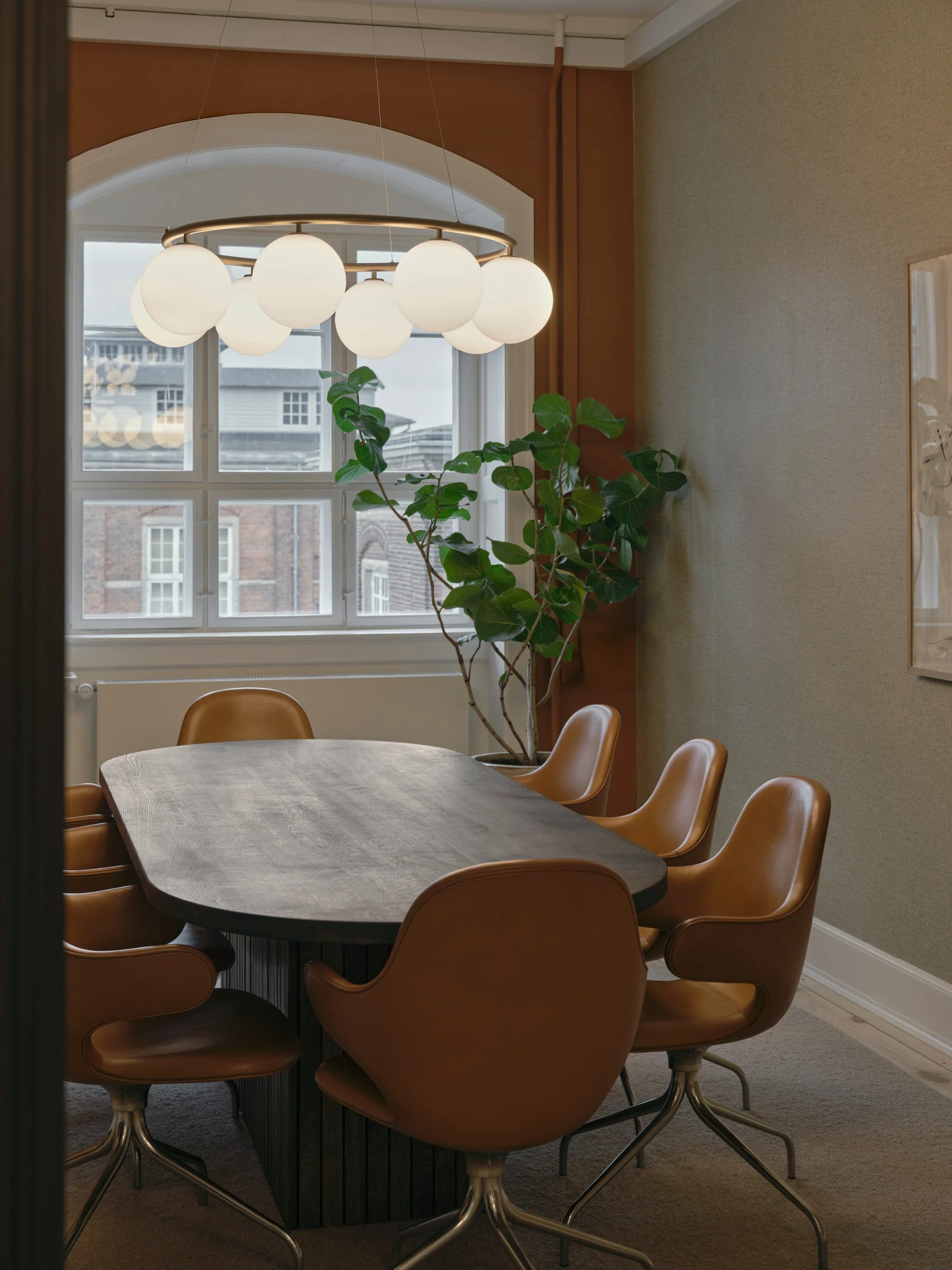Lampa wisząca MIIRA 8 CIRCULAR mosiężny z opalowym szkłem - Image 2
