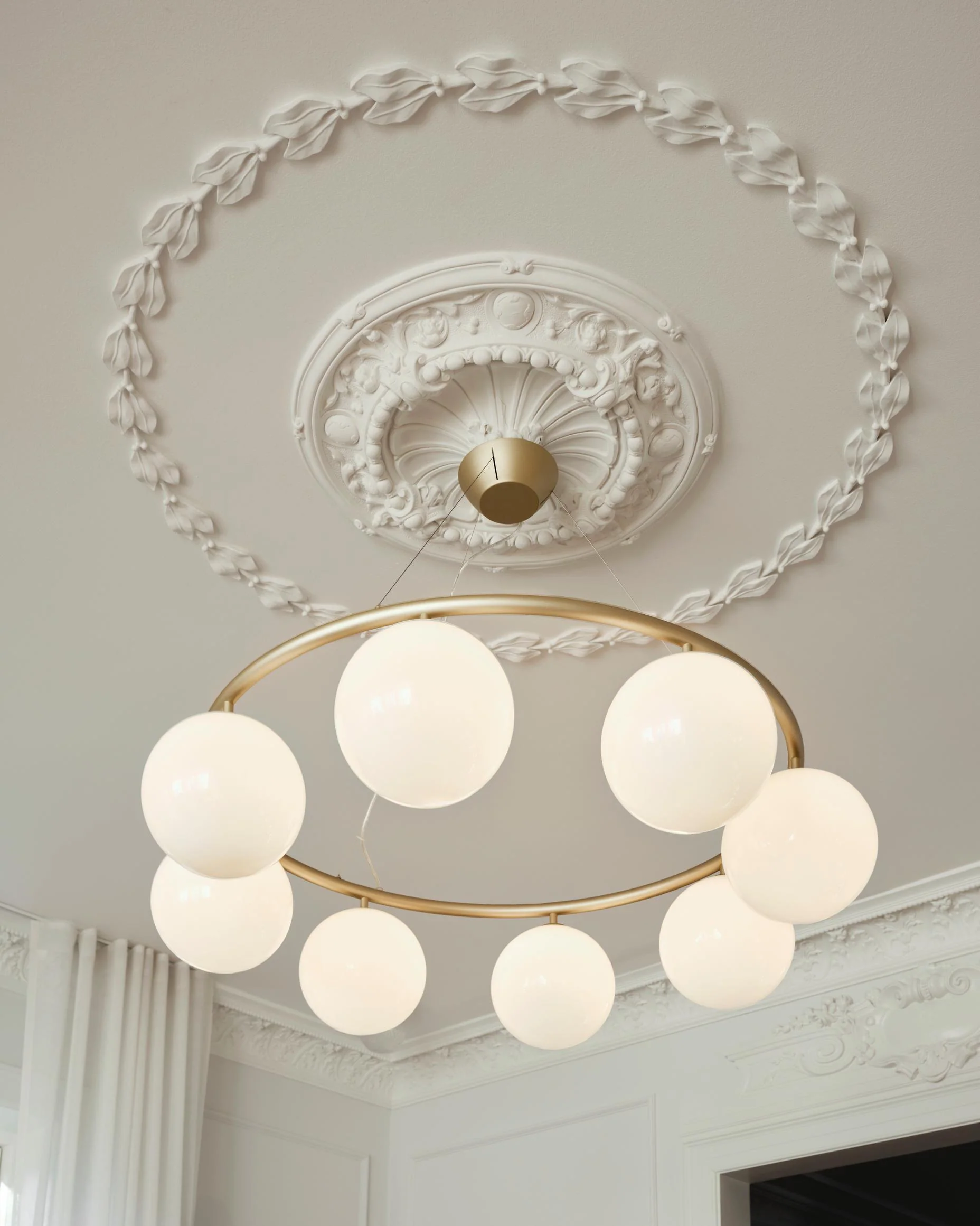 Lampa wisząca MIIRA 8 CIRCULAR mosiężny z opalowym szkłem - Image 3