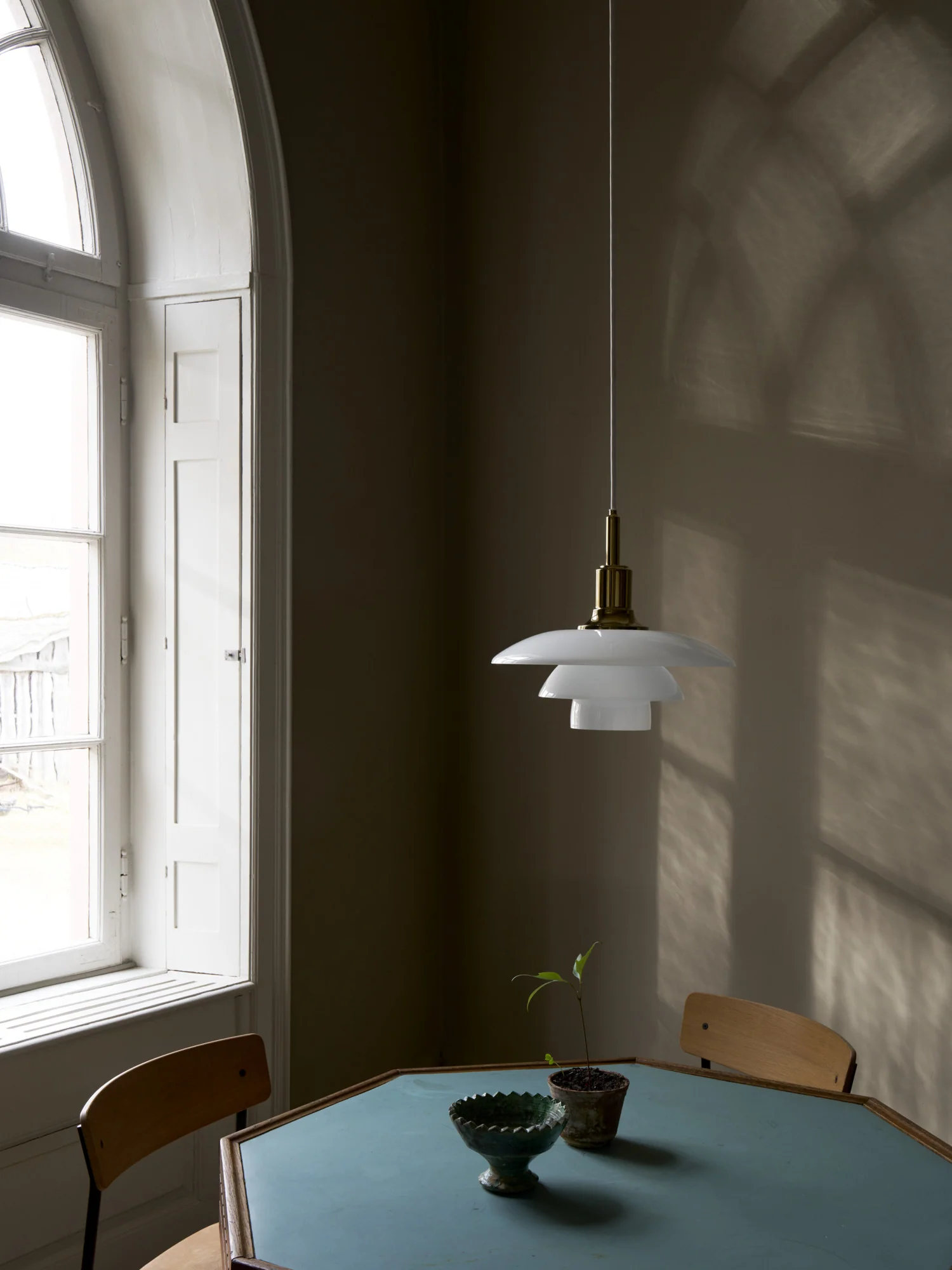 Lampa wisząca PH 3/2 biały z mosiężnym wykończeniem - Image 6