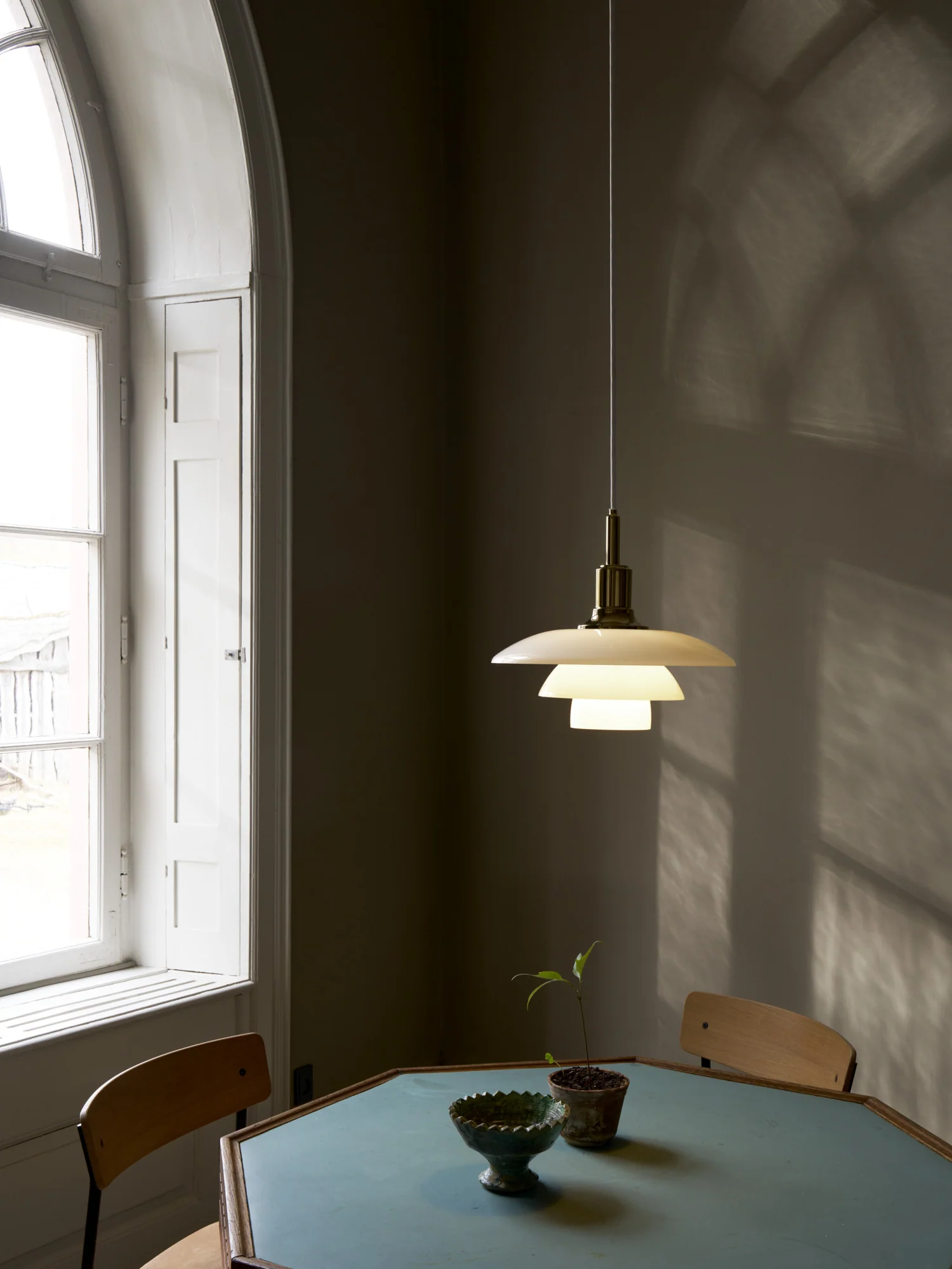 Lampa wisząca PH 3/2 biały z mosiężnym wykończeniem - Image 8