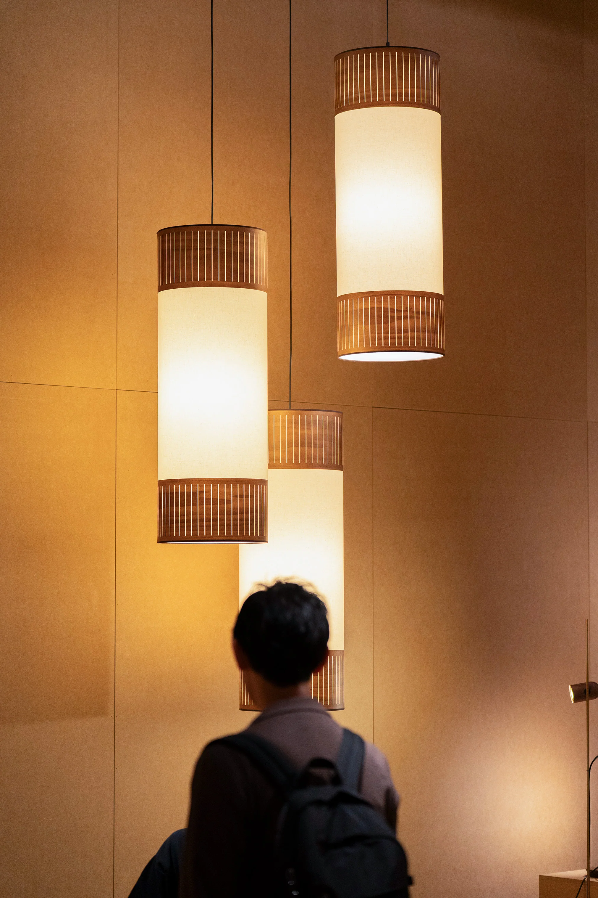 Lampa wisząca TAMIZ biały z drewnem orzechowym - Image 2