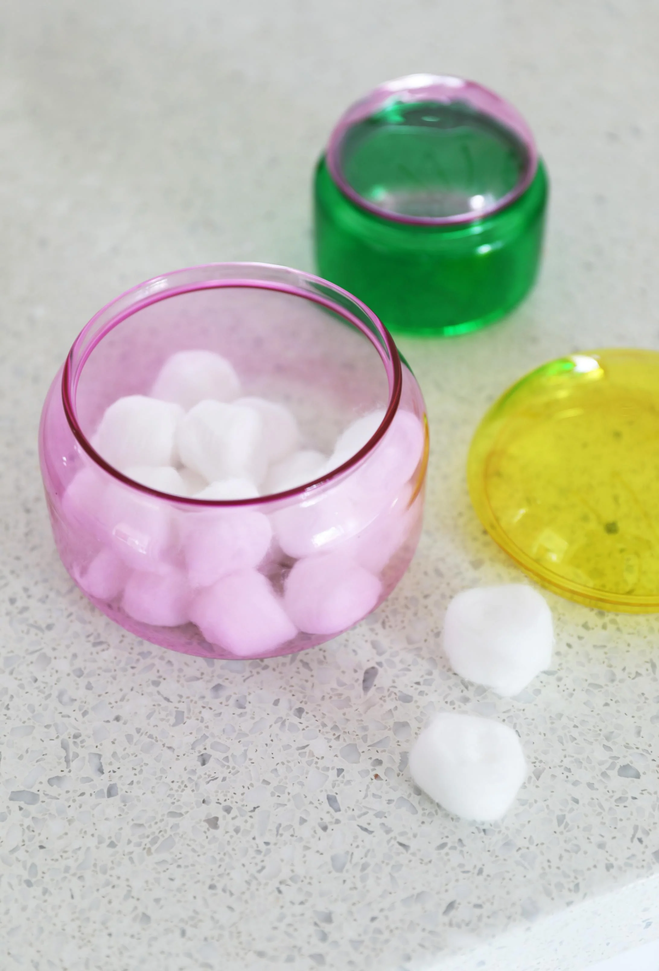 Pojemnik szklany PUFFY różowy z żółtą pokrywką - Image 2