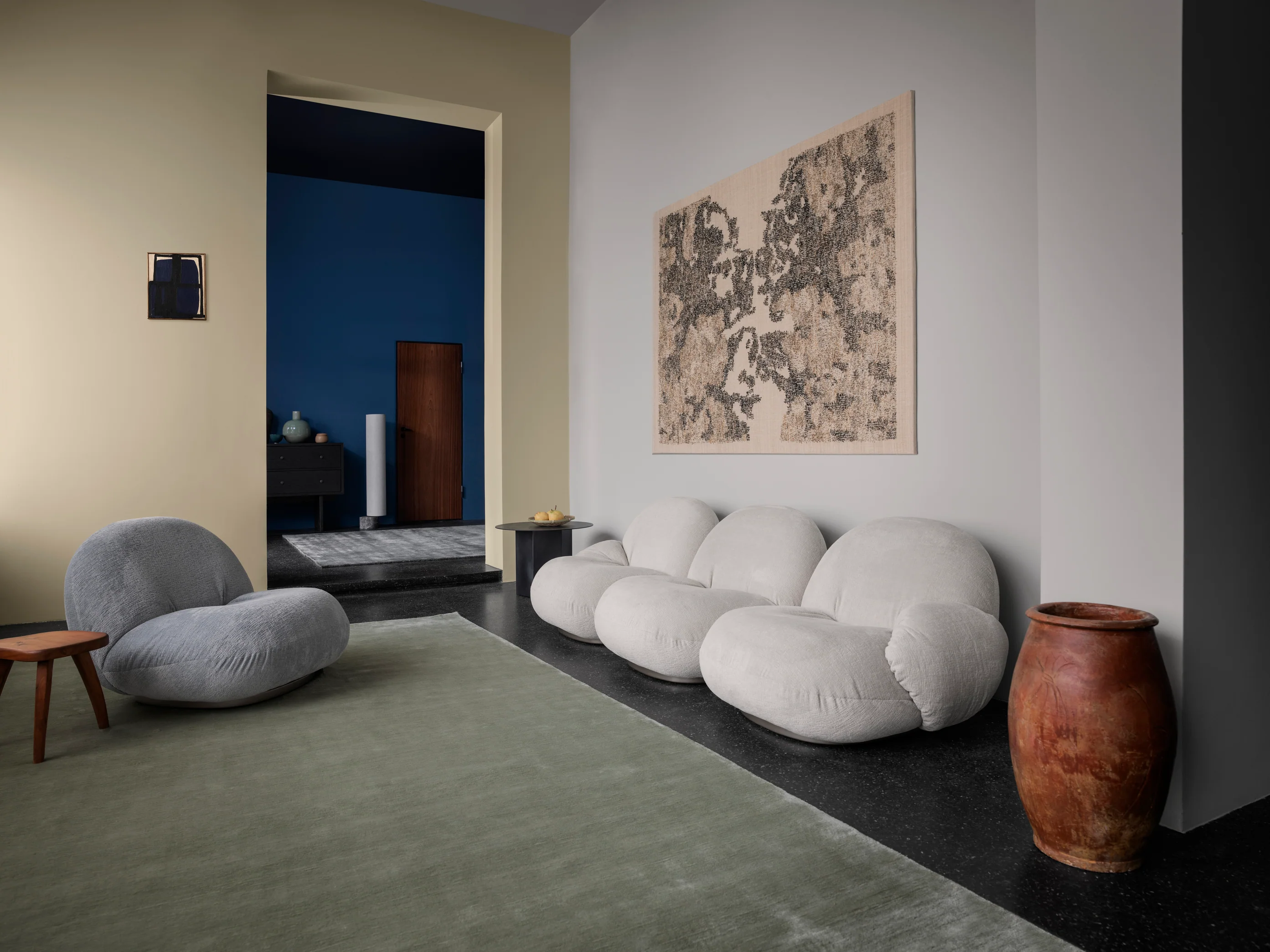 Sofa 3-osobowa PACHA tapicerowana ze złotą podstawą - Image 11