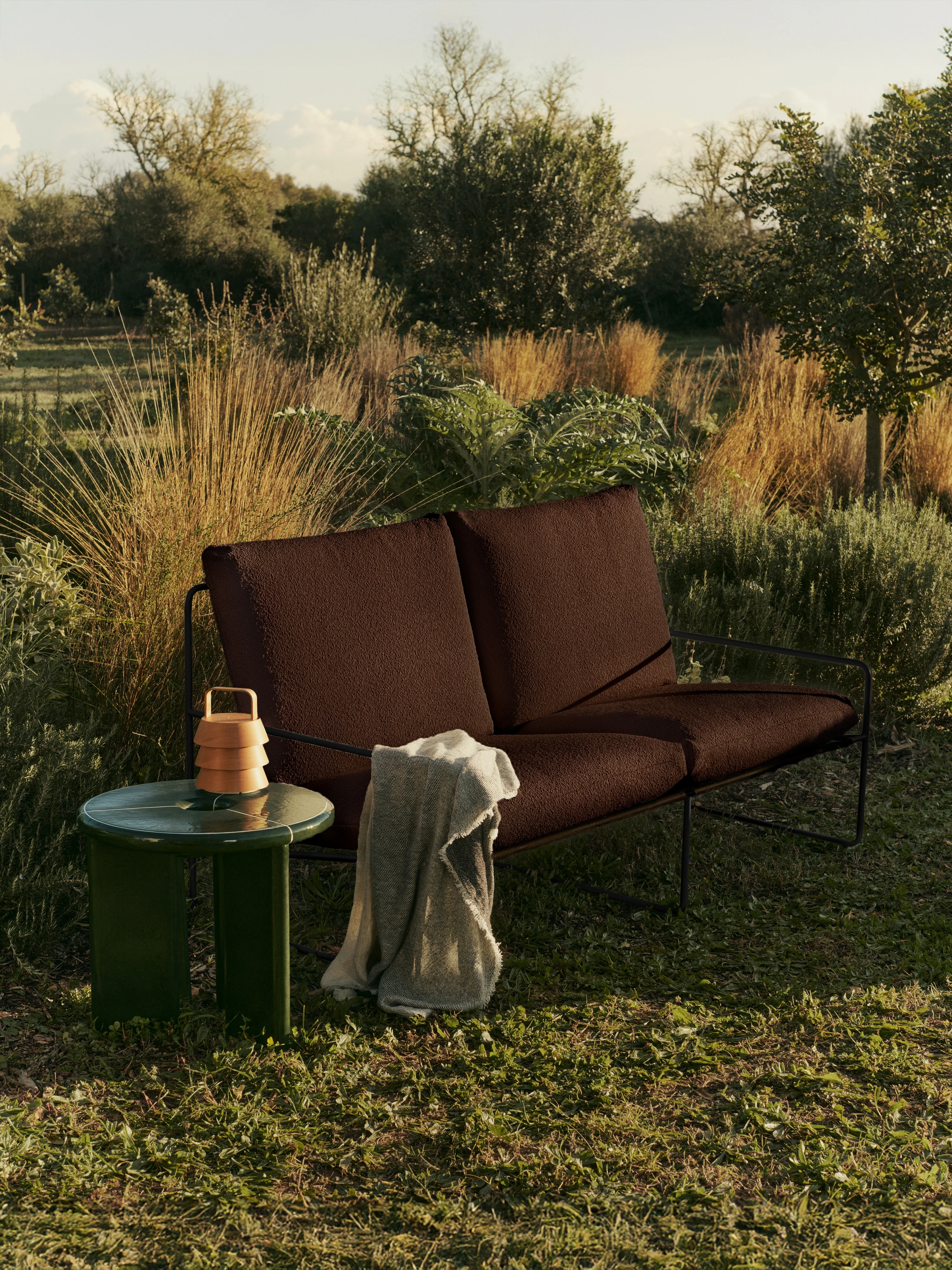 Sofa 2-osobowa zewnętrzna DESERT brązowy boucle z czarną podstawą - Image 2