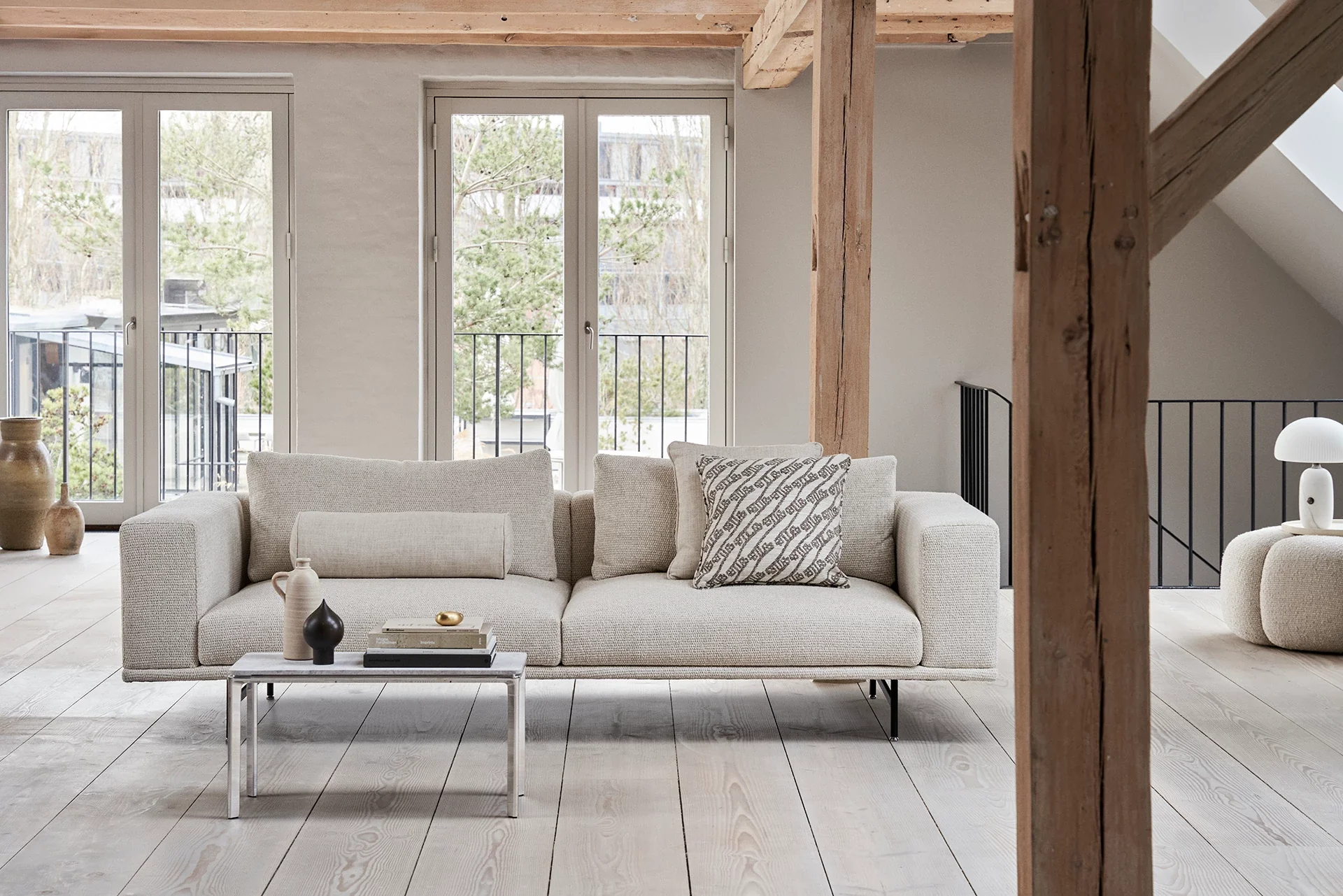 Sofa 3-osobowa LOFT jasnoszary boucle z czarną podstawą - Image 2