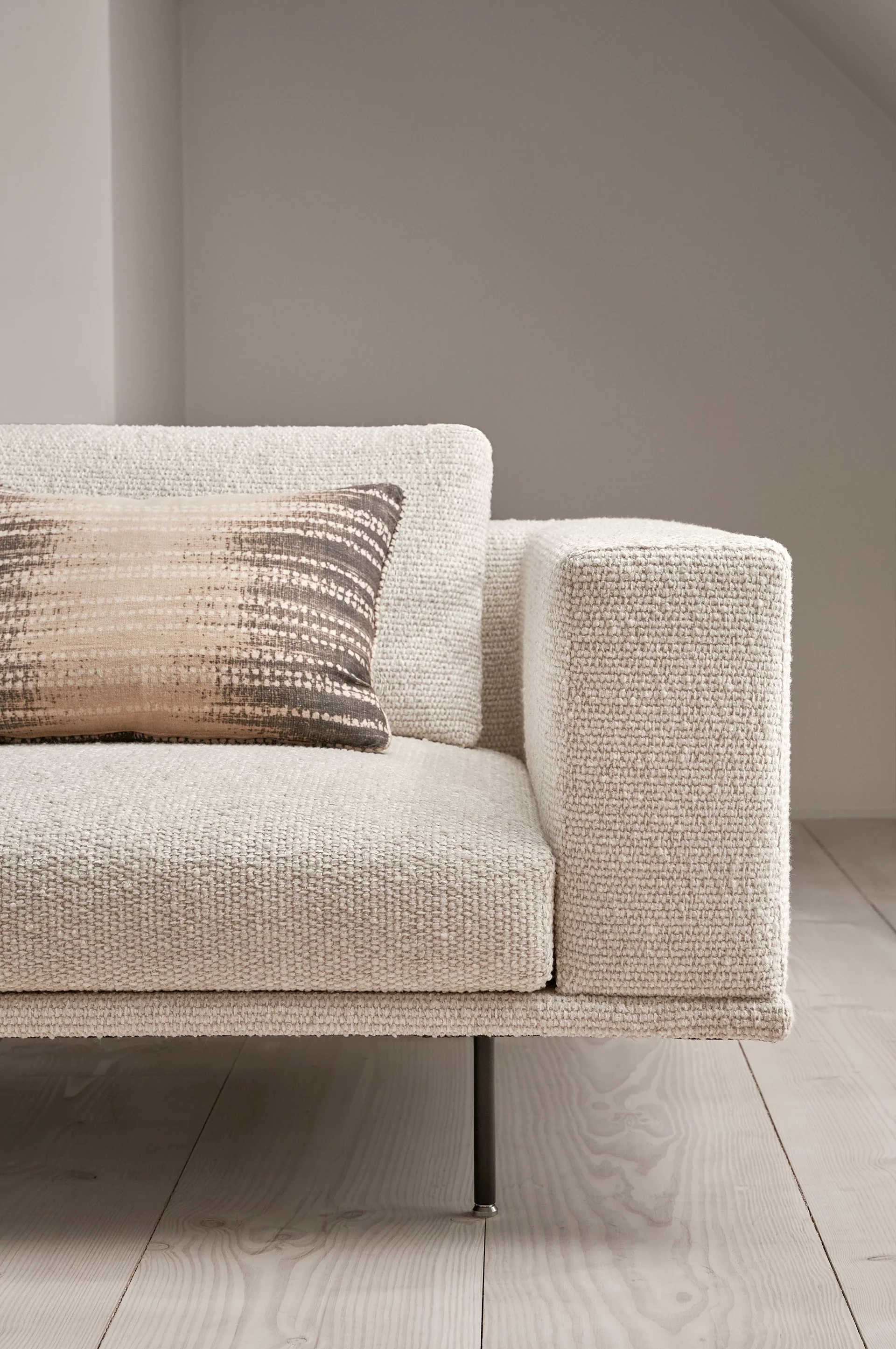 Sofa 3-osobowa LOFT jasnoszary boucle z czarną podstawą - Image 4