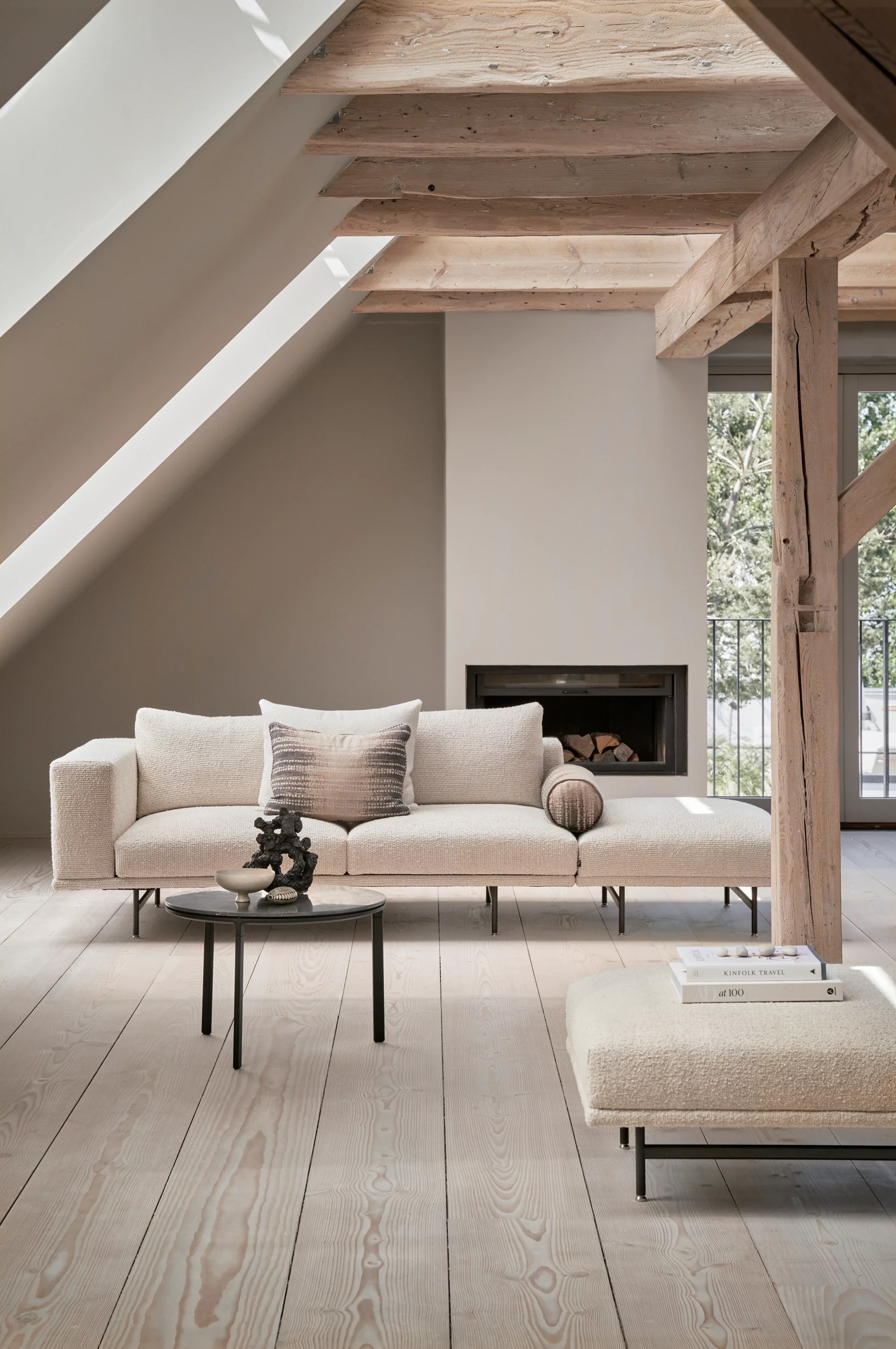 Sofa 3-osobowa LOFT jasnoszary boucle z czarną podstawą - Image 5