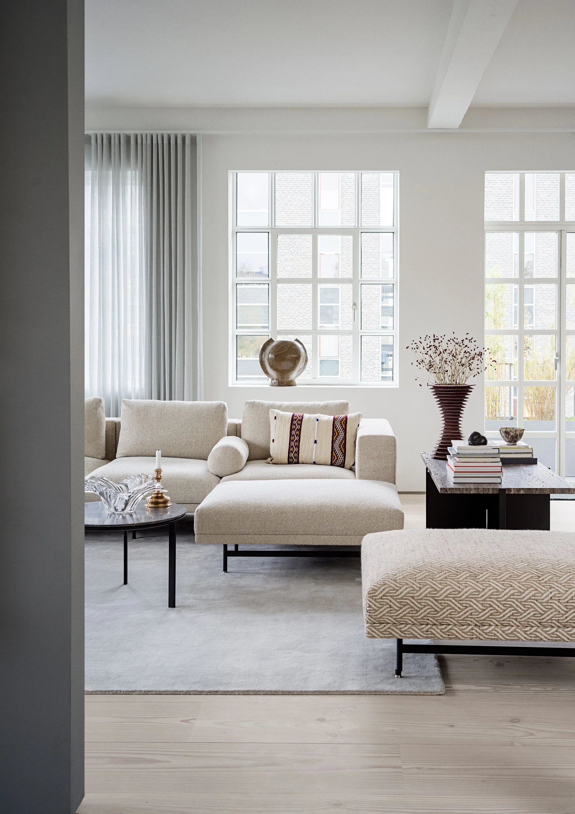 Sofa 3-osobowa LOFT jasnoszary boucle z czarną podstawą - Image 7