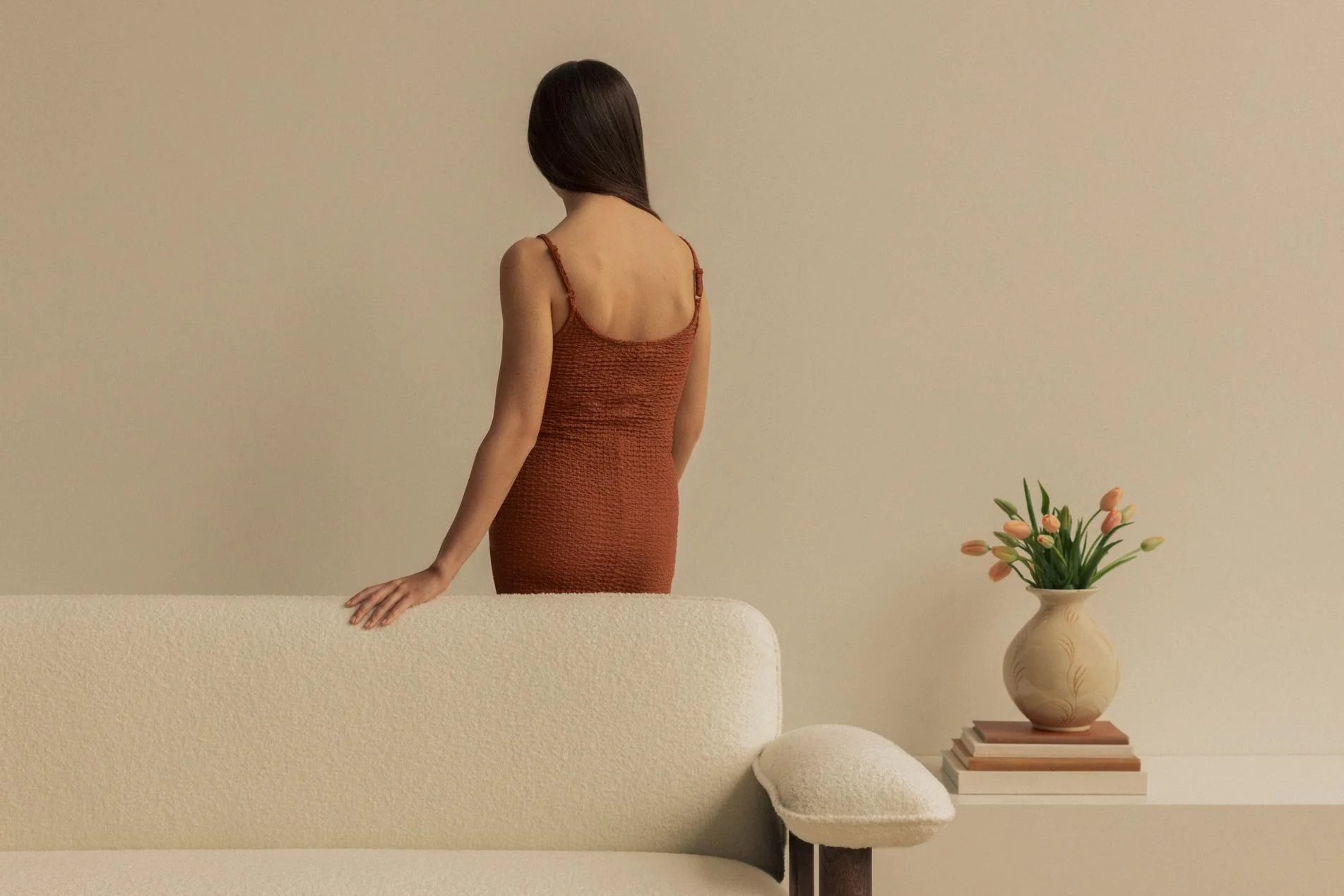 Sofa BRASILIA kremowy z dębową podstawą - Image 3