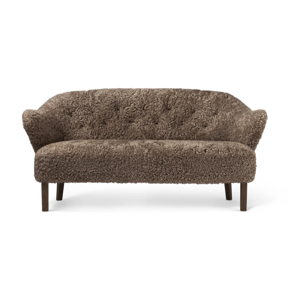 Sofa INGEBORG brązowa skóra owcza z ciemną dębową podstawą