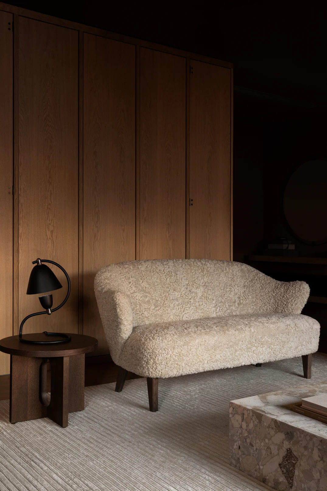 Sofa INGEBORG granatowy z ciemną dębową podstawą - Image 2