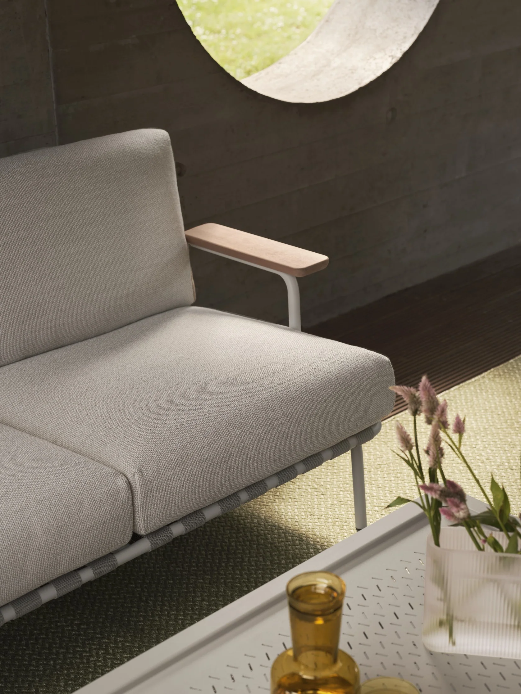 Sofa z podłokietnikami zewnętrzna 2-osobowa SETTLE jasnoszary z szarą podstawą - Image 11