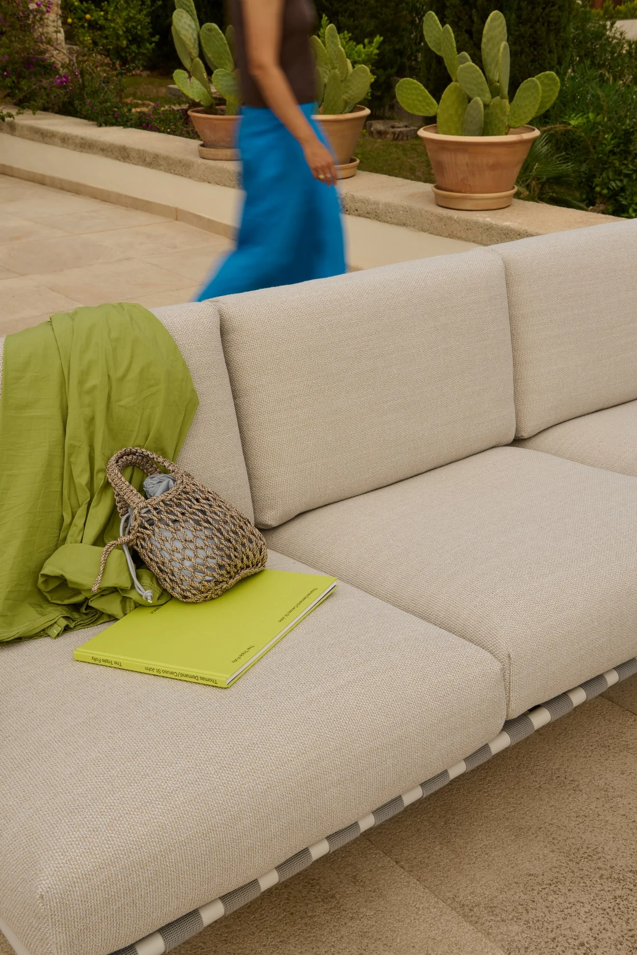Sofa z podłokietnikami zewnętrzna 3-osobowa SETTLE jasnoszary z szarą podstawą - Image 5