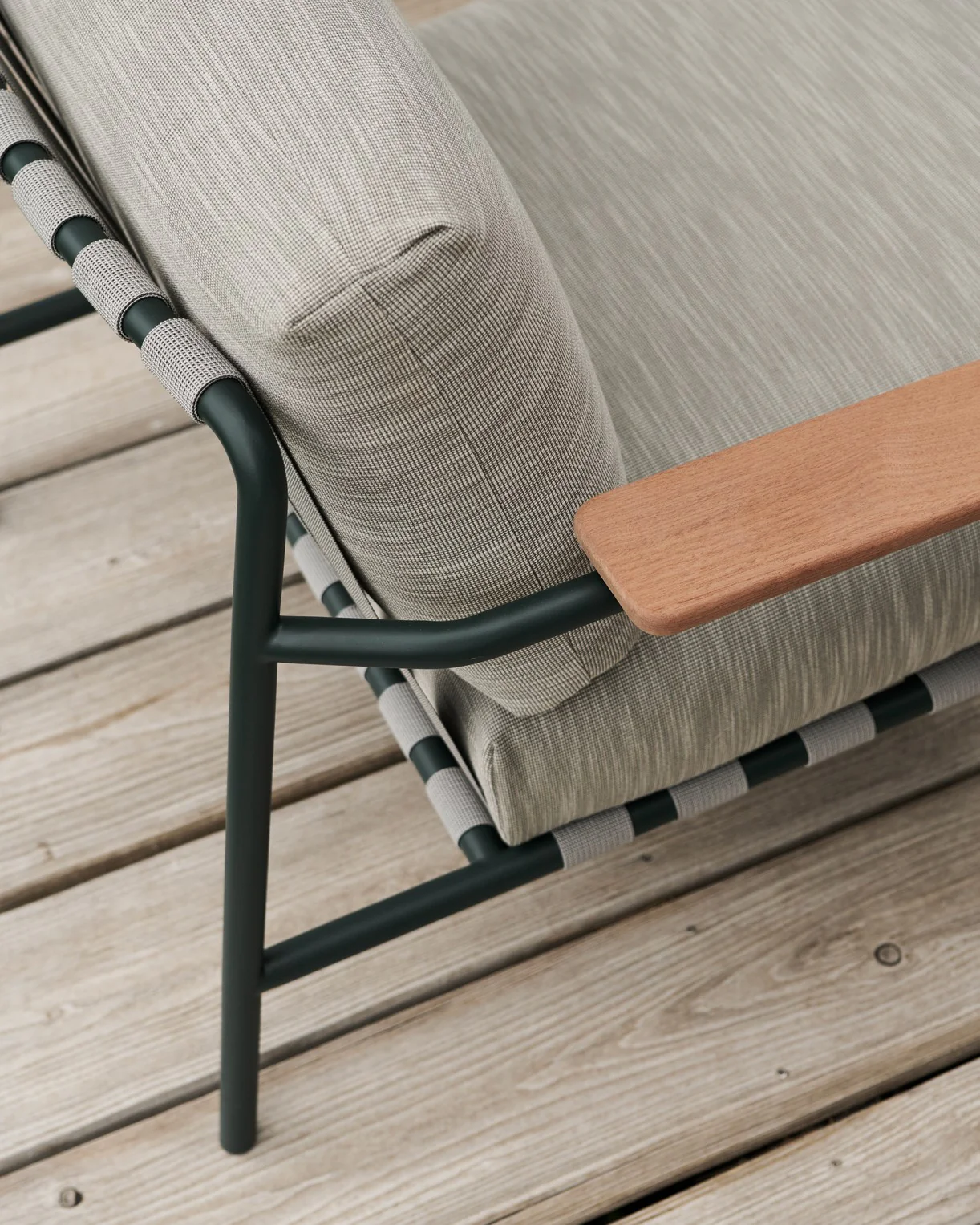 Sofa z podłokietnikami zewnętrzna 3-osobowa SETTLE szary z zieloną podstawą - Image 3