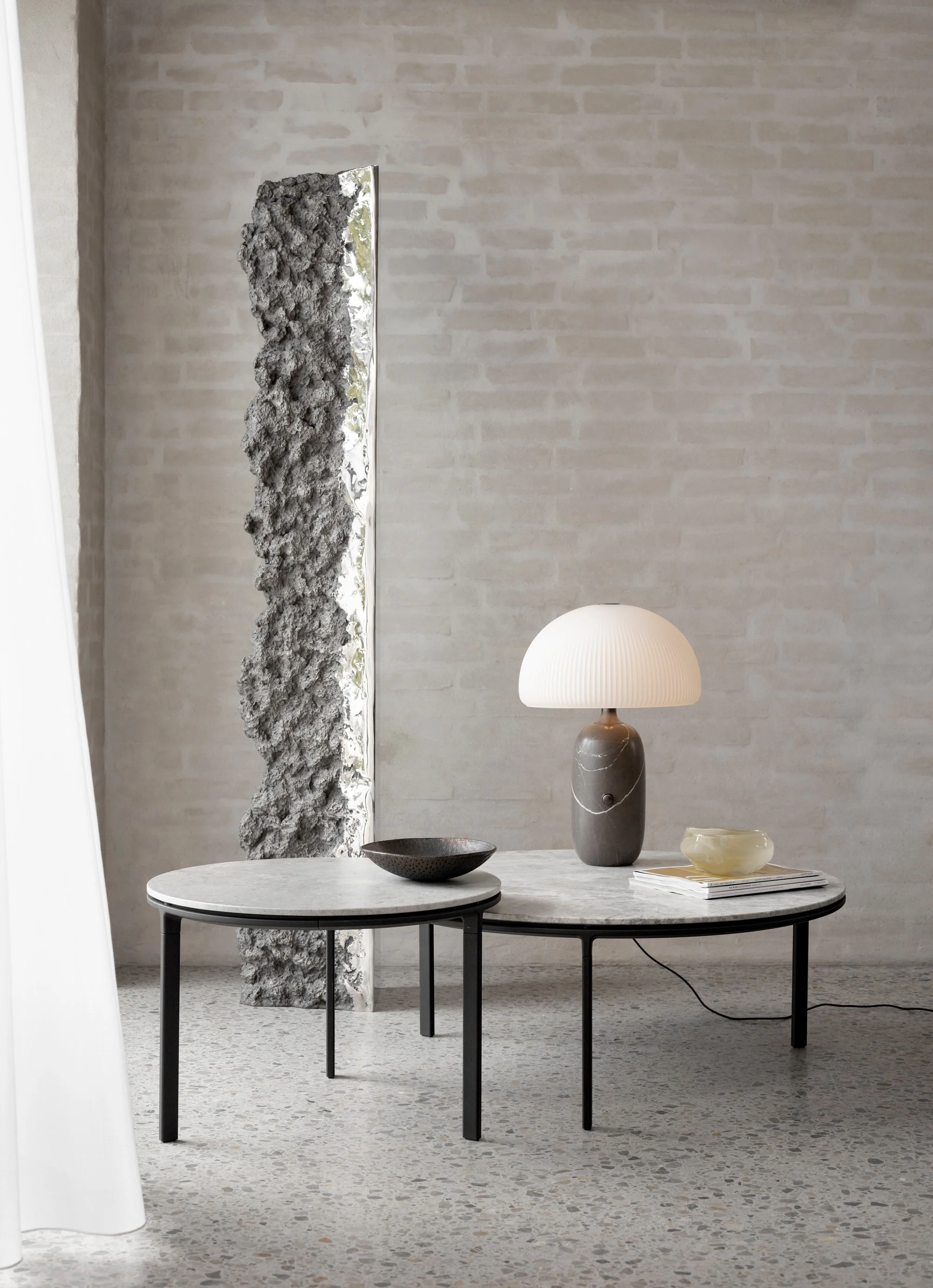 Stolik kawowy 423 jasnoszary marmurowy blat z ciemną aluminiową podstawą - Image 2