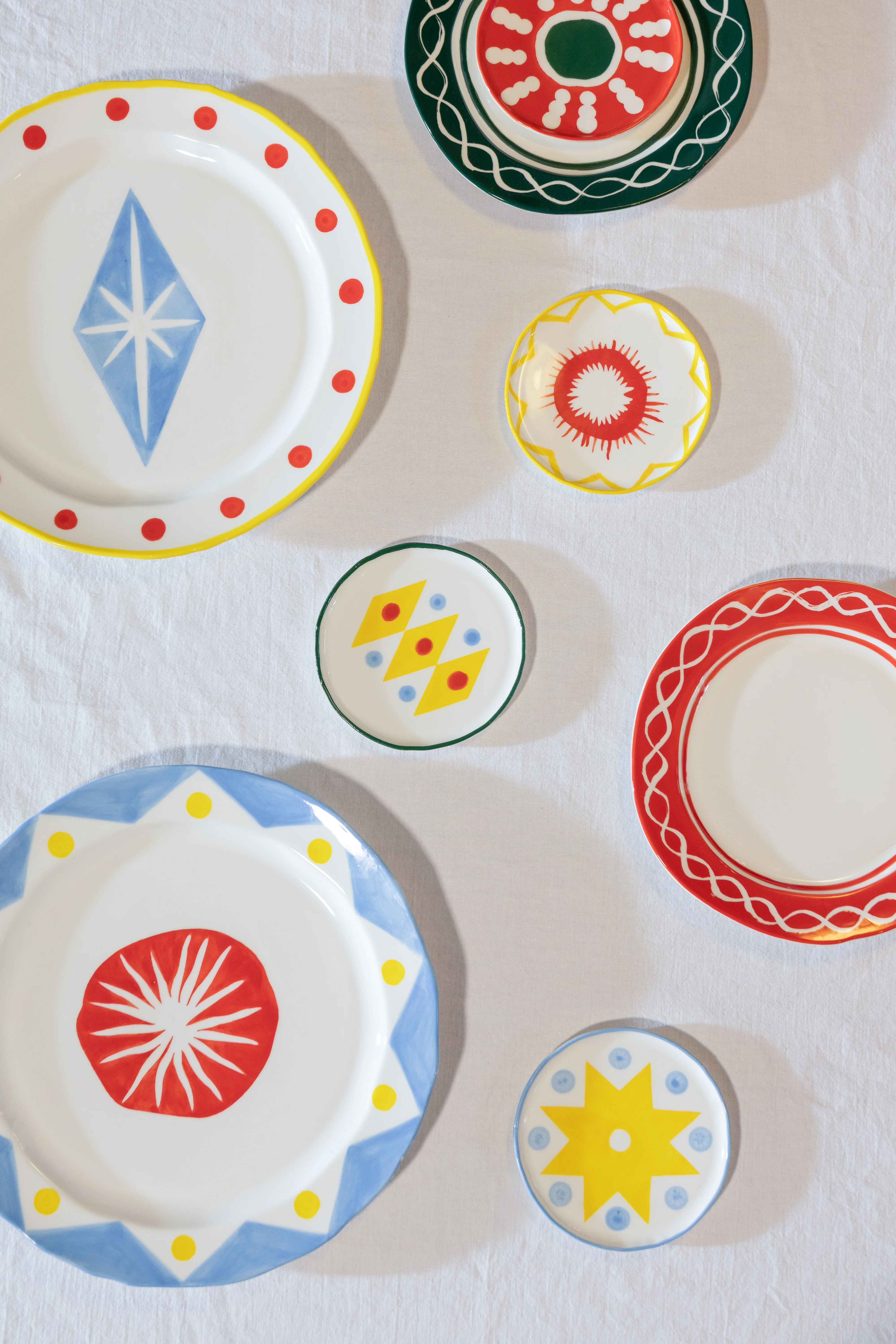 Zestaw talerzy śniadaniowych FESTIVO czerwono-biała porcelana - Image 5
