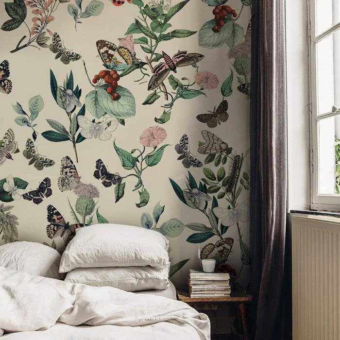 Tapeta flizelinowa z motywem motyli BUTTERFLY ROWAN jasnobeżowy