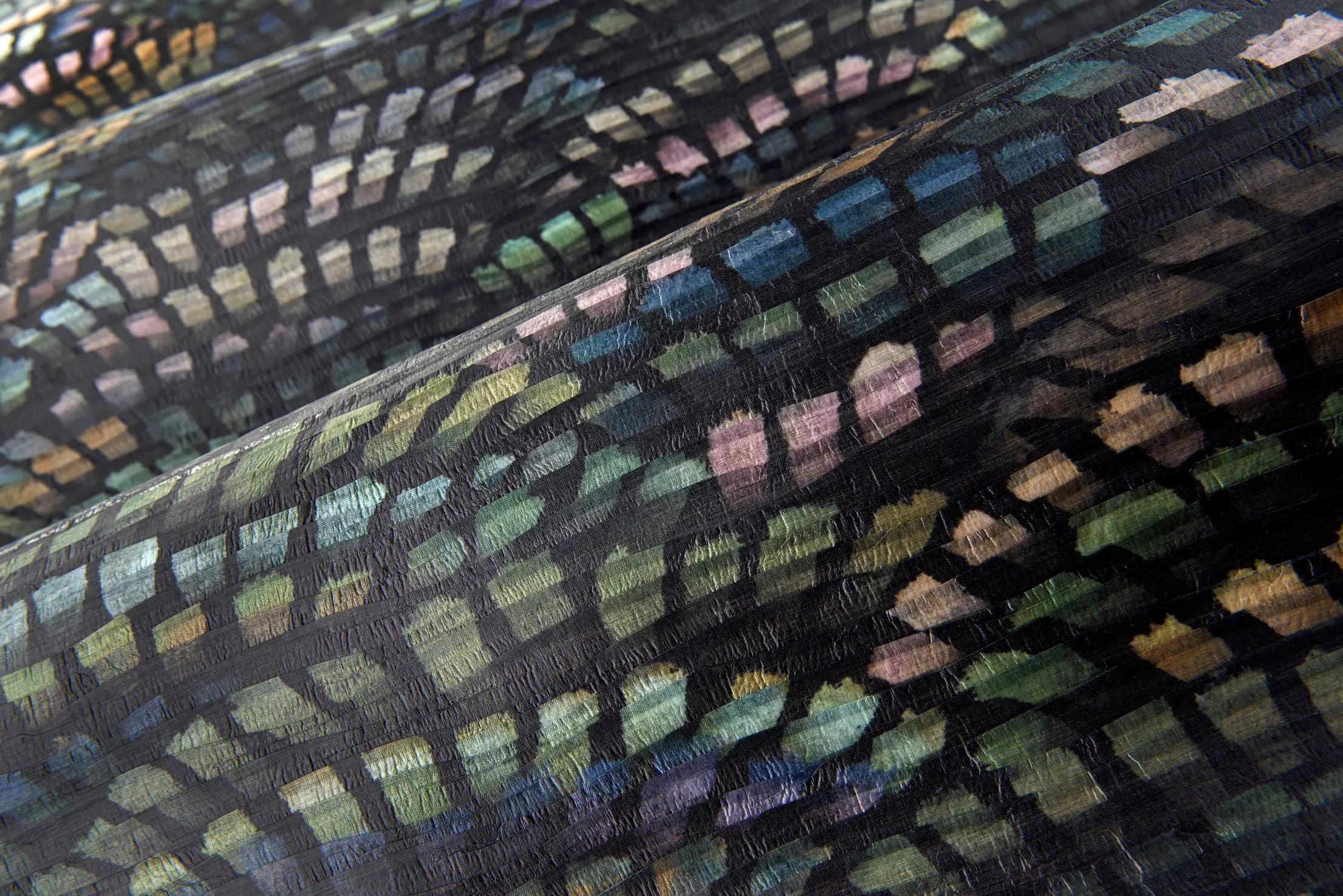 Tapeta strukturalna tekstylna z abstrakcyjnym wzorem wachlarzy DANDELION CRANES ciemny zielony z żółtym - Image 3