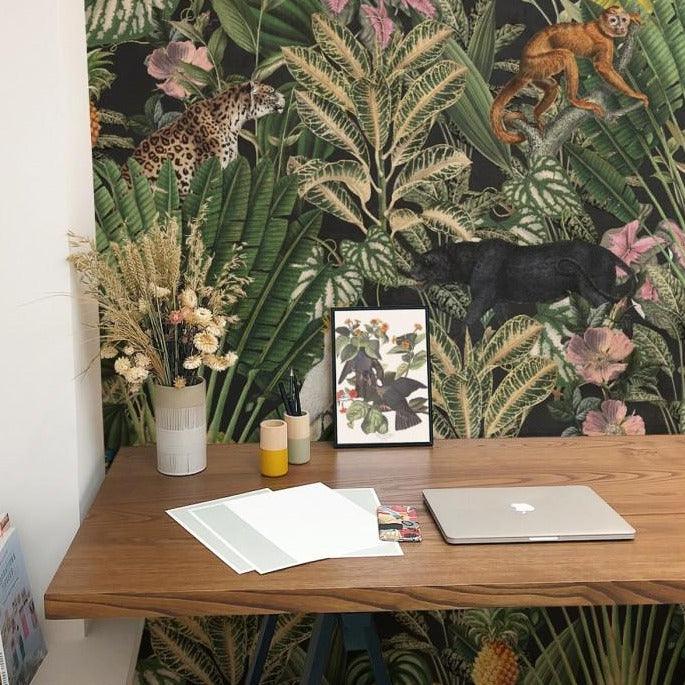 Tapeta flizelinowa z motywem roślinnym i zwierzęcym DARK JUNGLE zielony