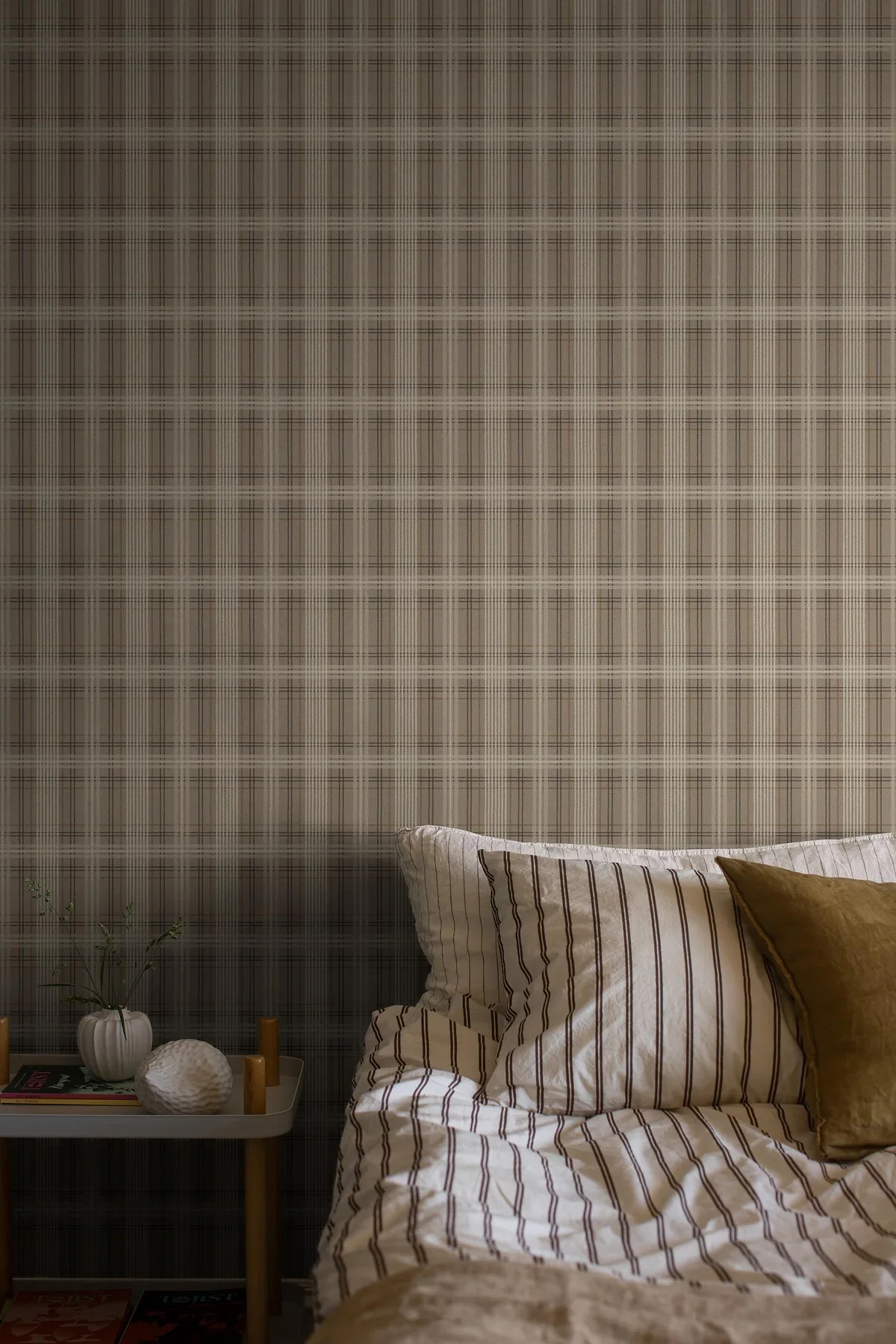 Tapeta z geometrycznym wzorem w szkocką kratkę TAILOR’S TWEED brązowy z beżowym - Image 2