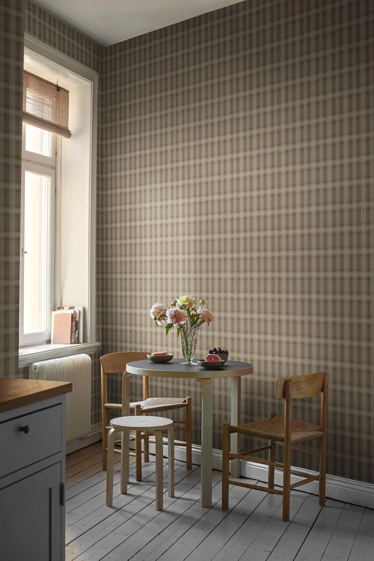 Tapeta z geometrycznym wzorem w szkocką kratkę TAILOR’S TWEED brązowy z beżowym - Image 3