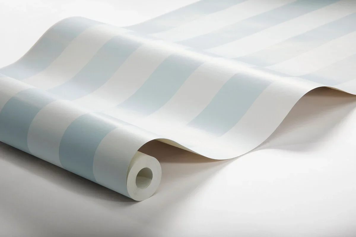 Tapeta flizelinowa papierowa w paski FALSTERBO STRIPE biały z niebieskim - Image 3
