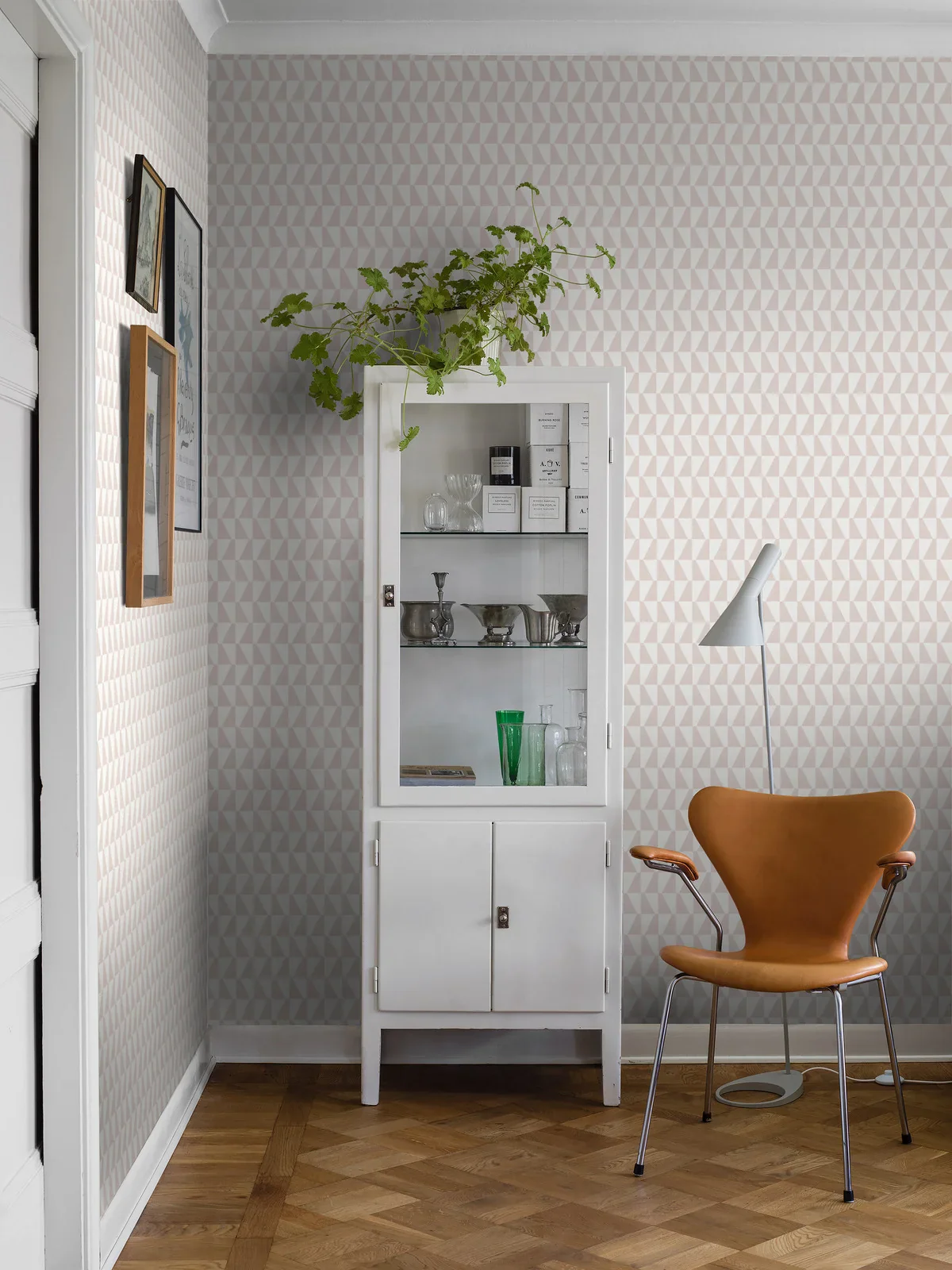 Tapeta flizelinowa papierowa z geometrycznym wzorem TRAPEZ różowy z białym - Image 2