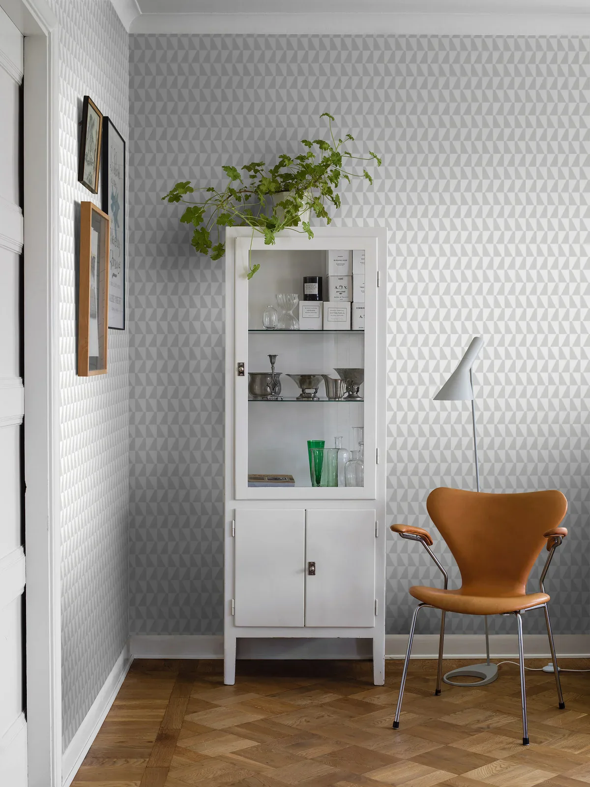 Tapeta flizelinowa papierowa z geometrycznym wzorem TRAPEZ szary z białym - Image 8