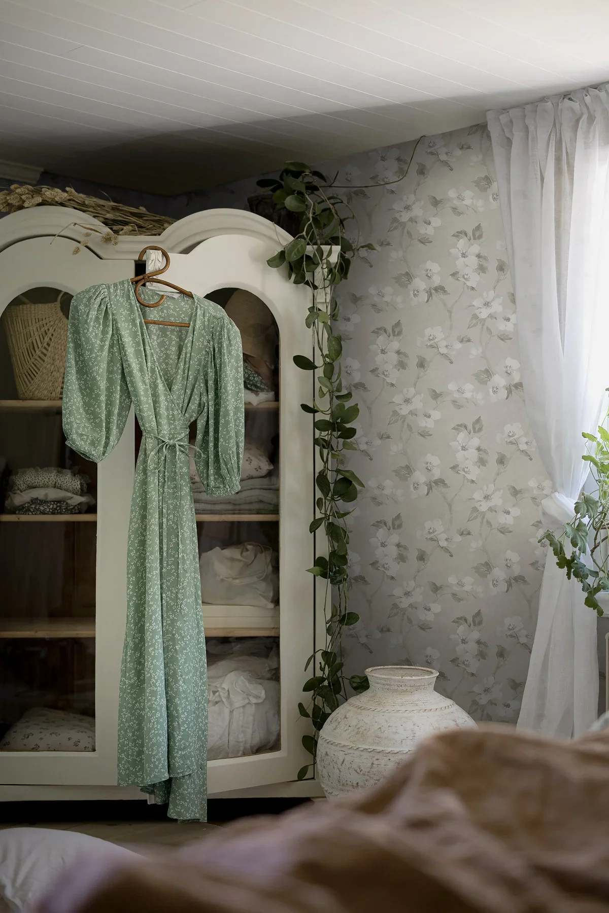 Tapeta z roślinnym wzorem kwiatów HELEN’S FLOWER szarobeżowy z białym - Image 2