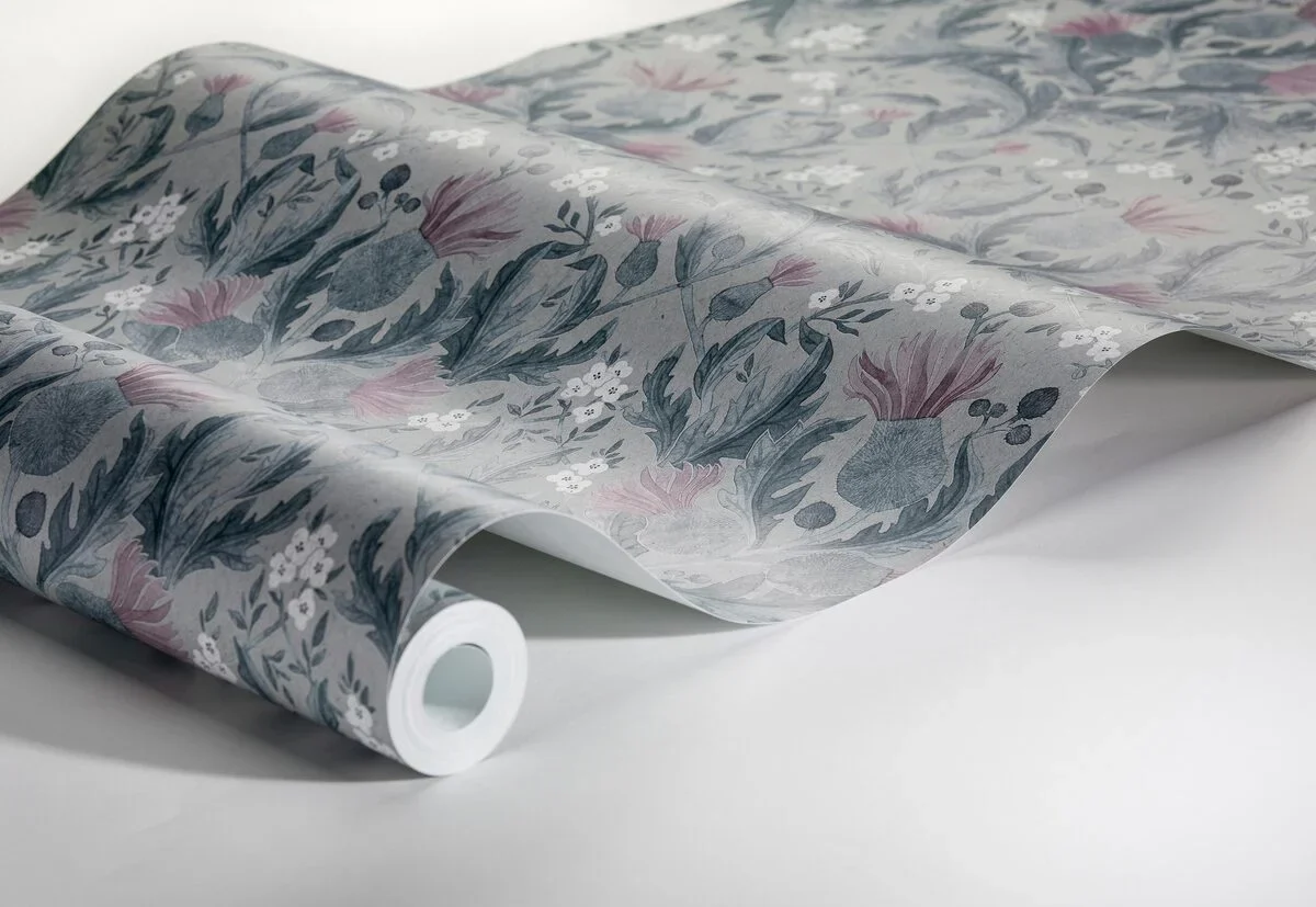 Tapeta z roślinnym wzorem liści THISTLE zgaszony niebieski z różowym - Image 5