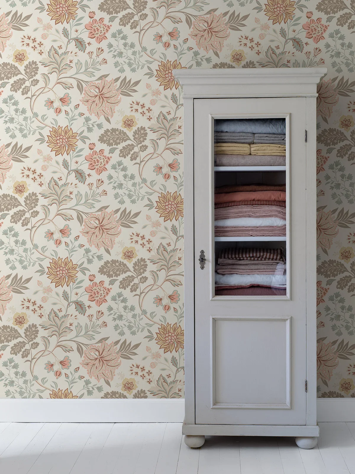 Tapeta flizelinowa papierowa z roślinnym wzorem ALICIA beżowy z zielonym i różowym - Image 4