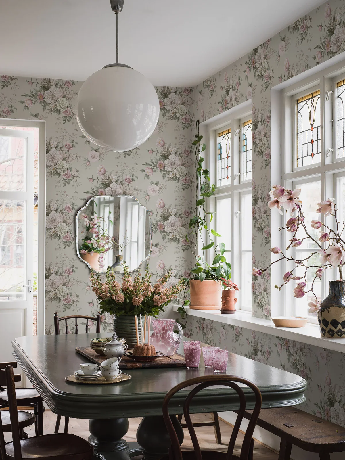Tapeta flizelinowa papierowa z roślinnym wzorem FLORAL CHARM beżowy z różowym - Image 2