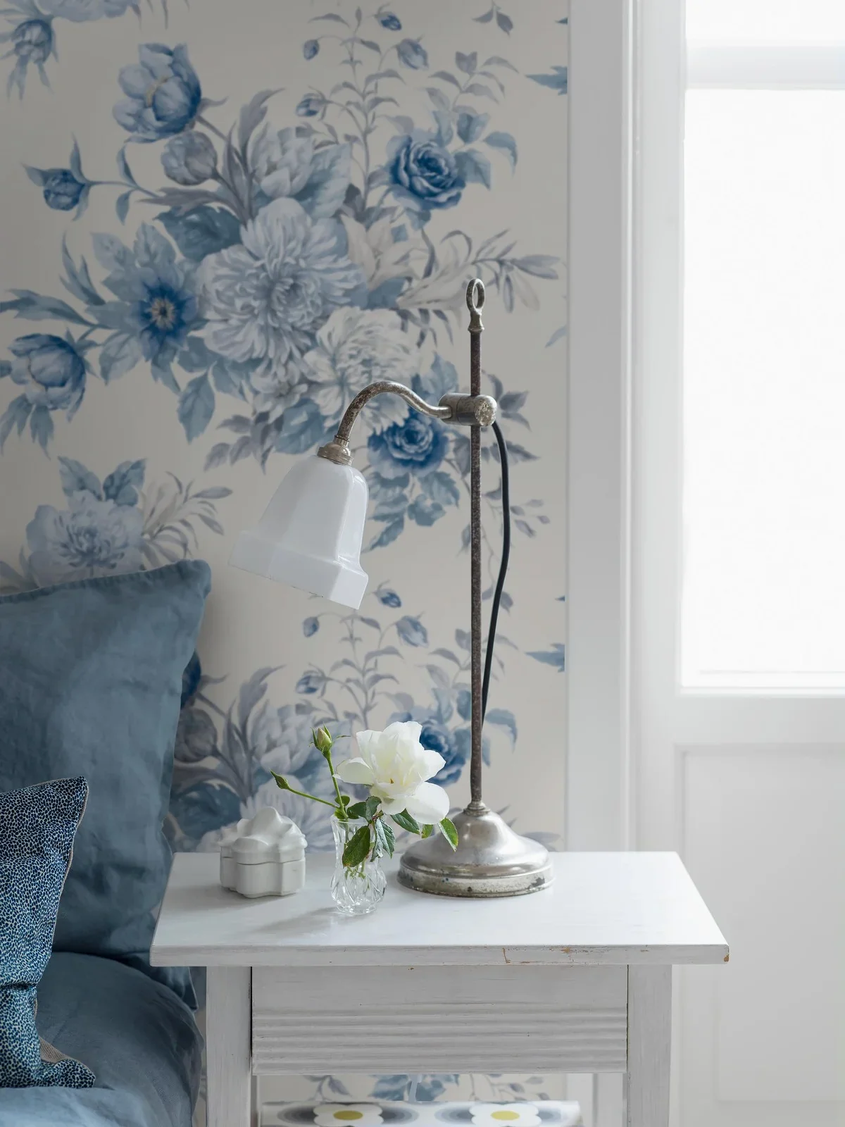 Tapeta flizelinowa papierowa z roślinnym wzorem FLORAL CHARM ciepły biały z niebieskim - Image 7
