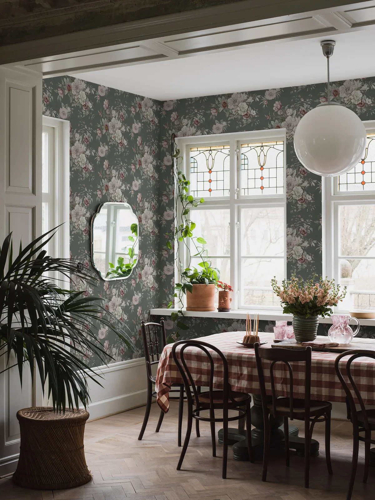 Tapeta flizelinowa papierowa z roślinnym wzorem FLORAL CHARM ciemny zielony z różowym - Image 2