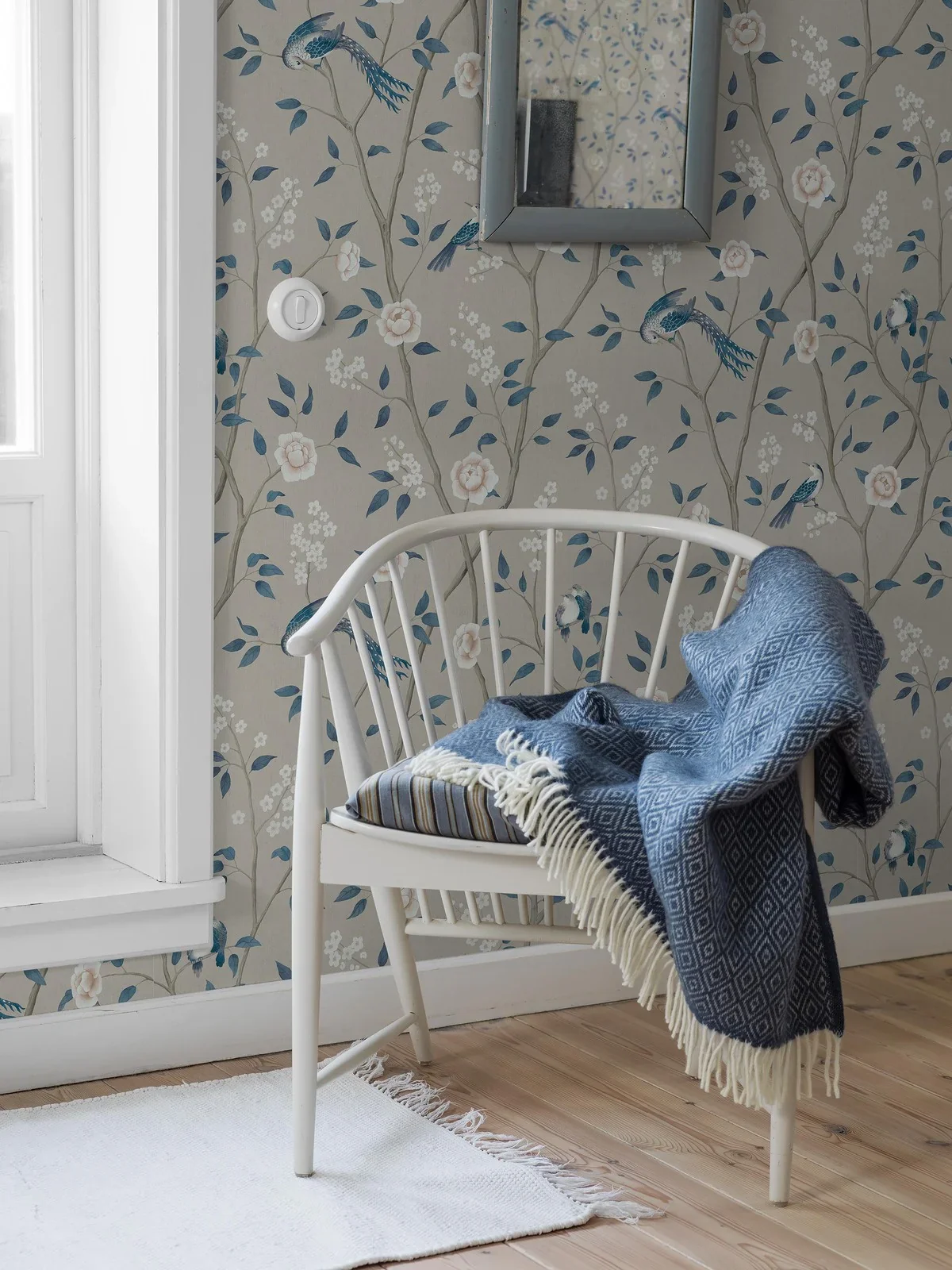 Tapeta flizelinowa papierowa z roślinnym wzorem PARADISE BIRDS ciemny beż z niebieskim - Image 2