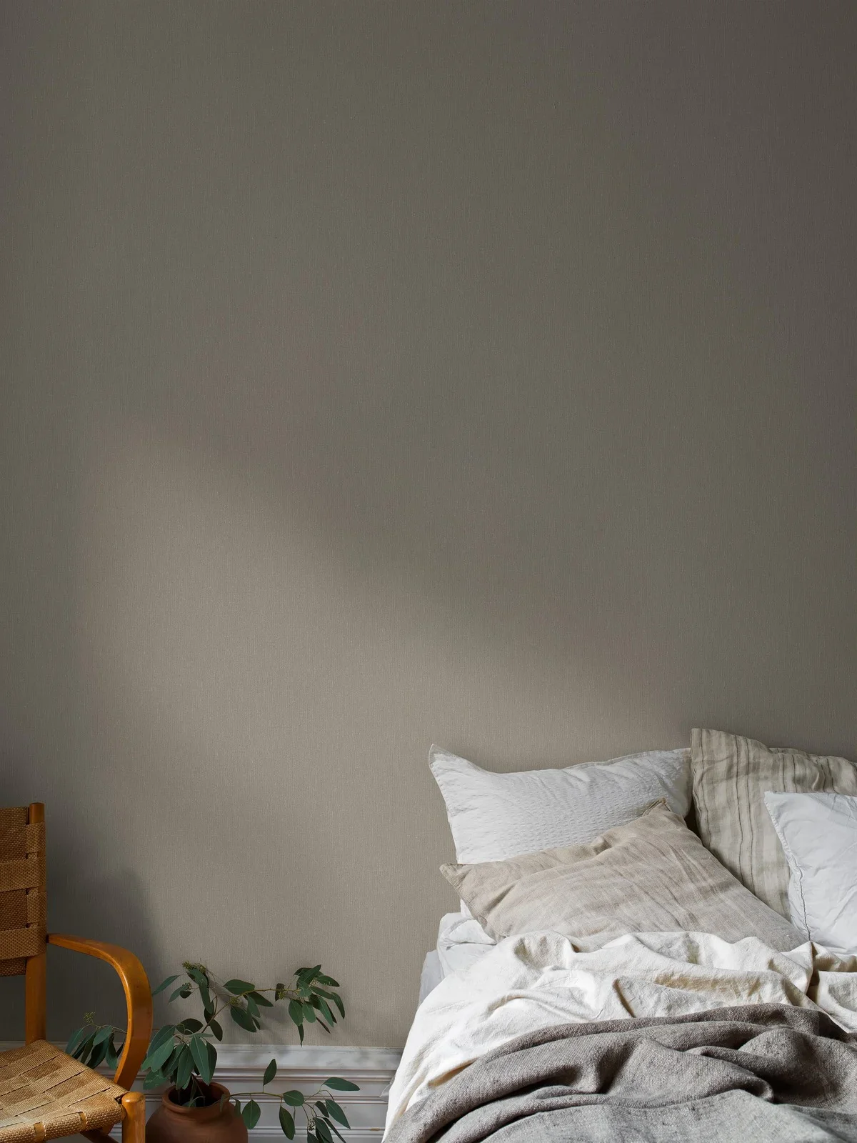 Tapeta strukturalna imitująca len LINEN - NATURAL LINEN ciemnobeżowy - Image 2
