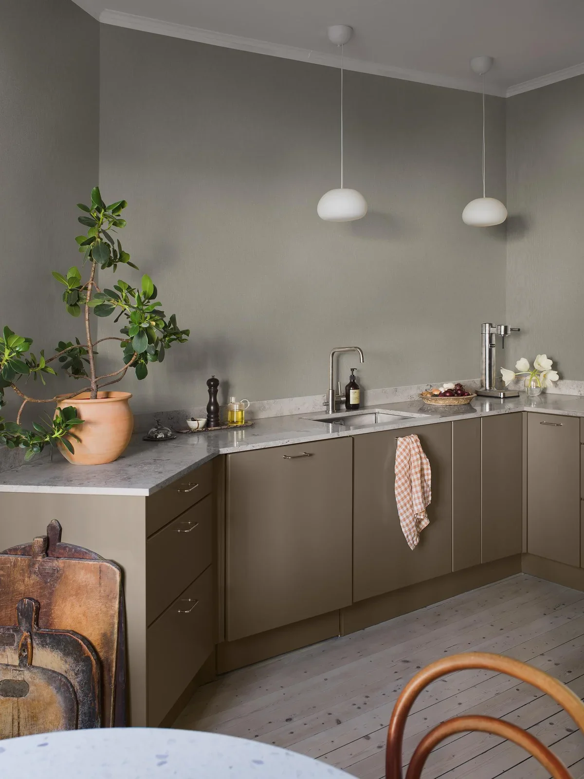 Tapeta strukturalna imitująca len LINEN - NATURAL LINEN ciemnobeżowy - Image 3