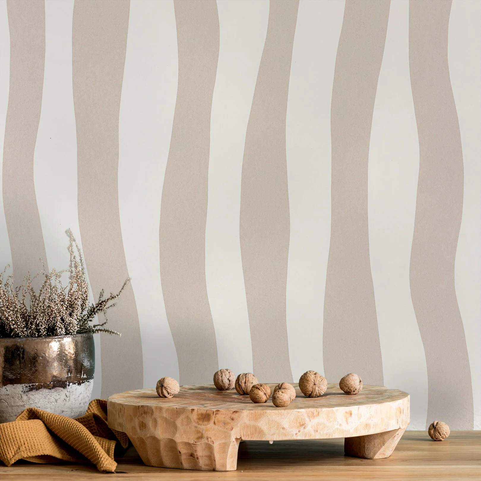 Tapeta strukturalna z abstrakcyjnym wzorem w falujące paski SUNDAE - BEIGE POUDRE pudrowy beż - Image 5