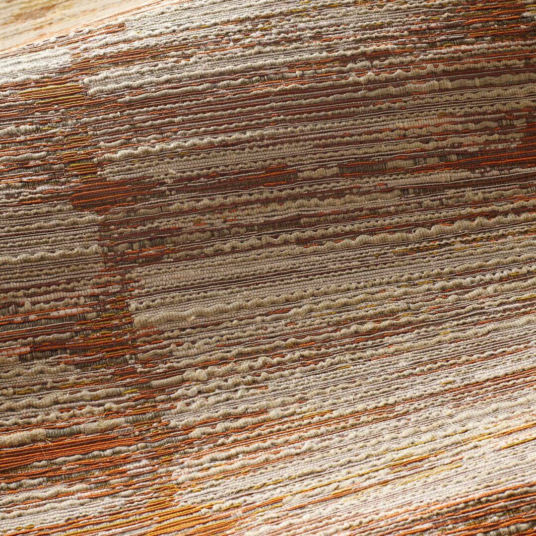 Tapeta tekstylna strukturalna w prążki ALCHEMILLA - ORANGE BRÛLÉ/OCRE palona pomarańcza z beżowym - Image 3