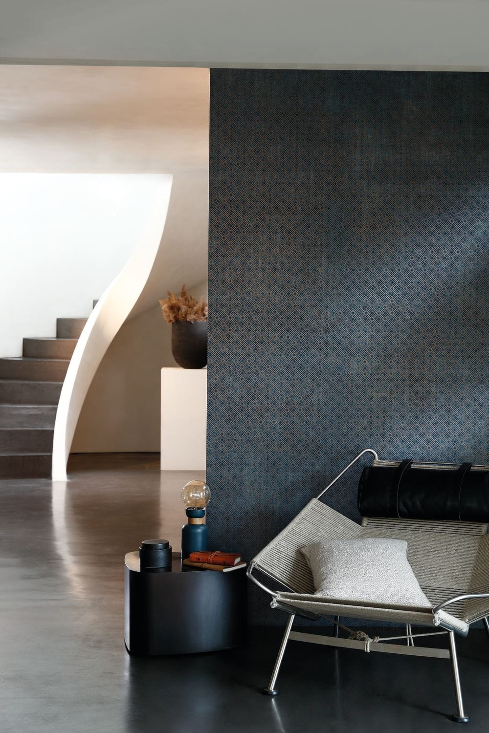 Tapeta metaliczna z geometrycznym wzorem KHEOPS - BLEU NUIT niebieski z brązowym - Image 4