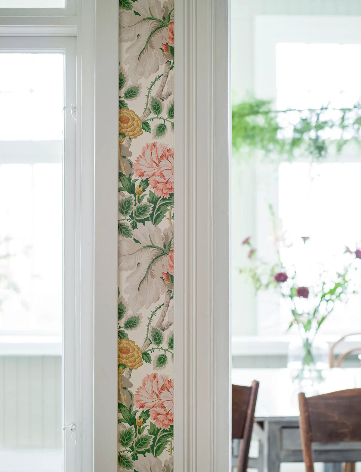 Tapeta z motywem roślinnym w kwiaty CARNATION GARDEN ciepły biały - Image 3