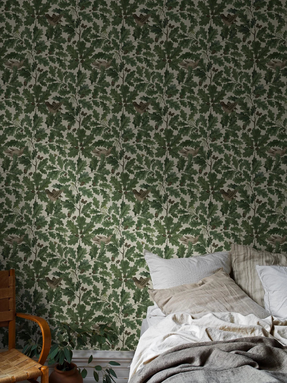 Tapeta z roślinnym motywem liści i ptaków IN THE OAK zielony z białym - Image 5